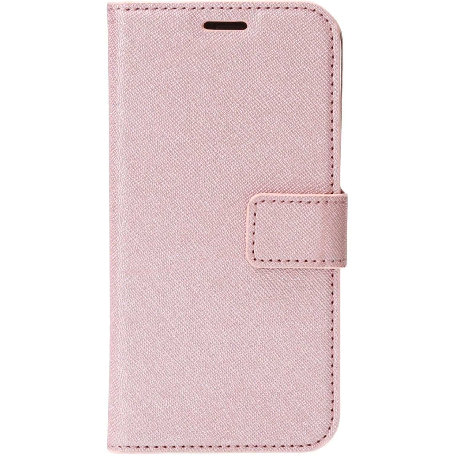 Een roze telefoonhoes met een flap. Het heeft een textuur en een magnetische sluiting.