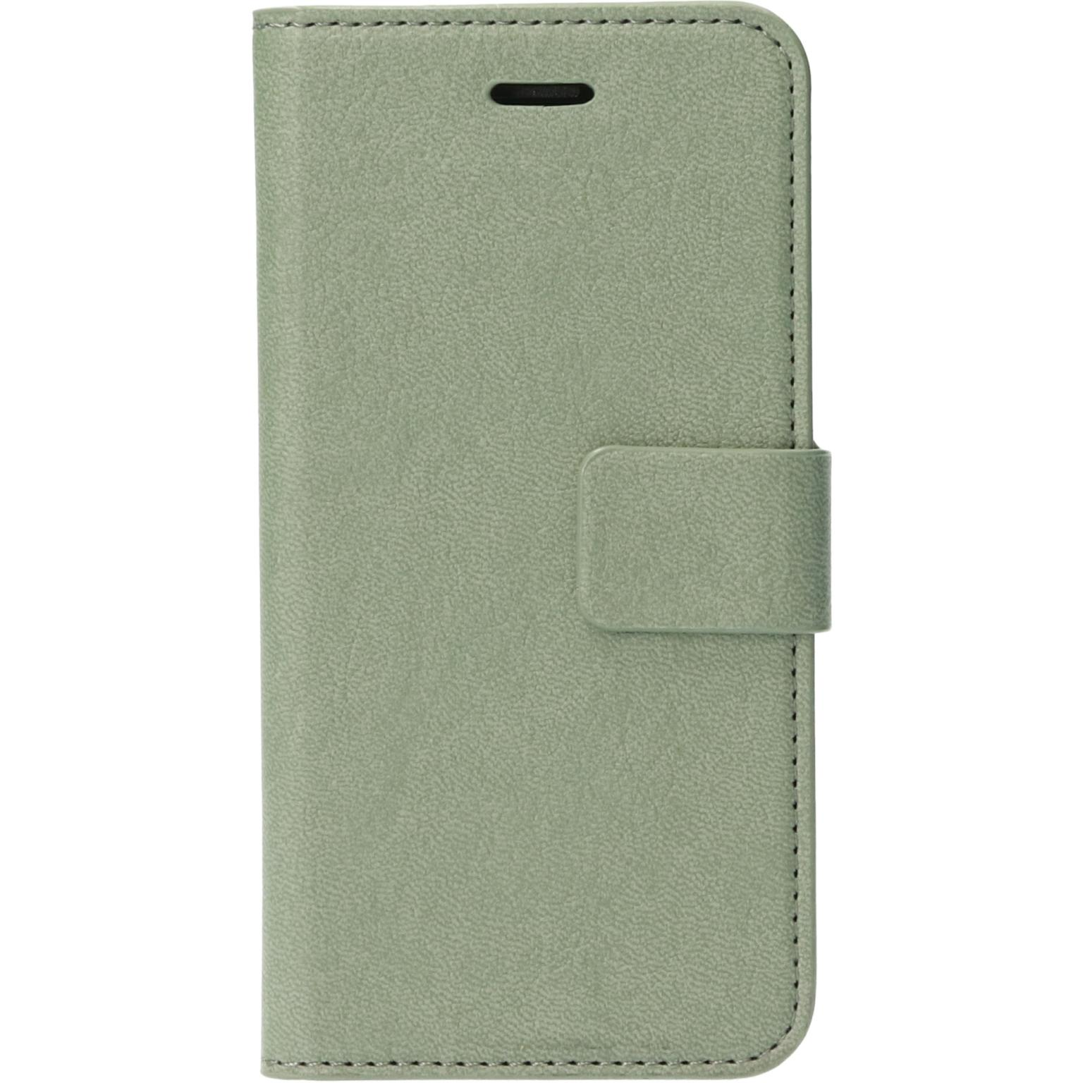 Een groen telefoonhoesje met een flap. Het heeft een textuur en een magnetische sluiting.