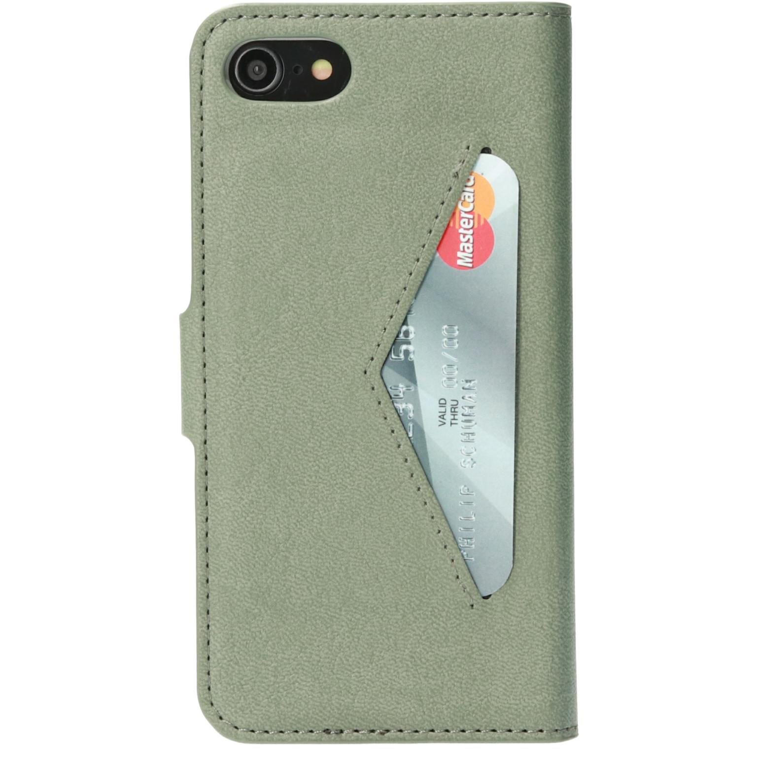 Een groene telefoonhoes met een kaartsleuf en een Mastercard aan de binnenkant, tegen een witte achtergrond.
