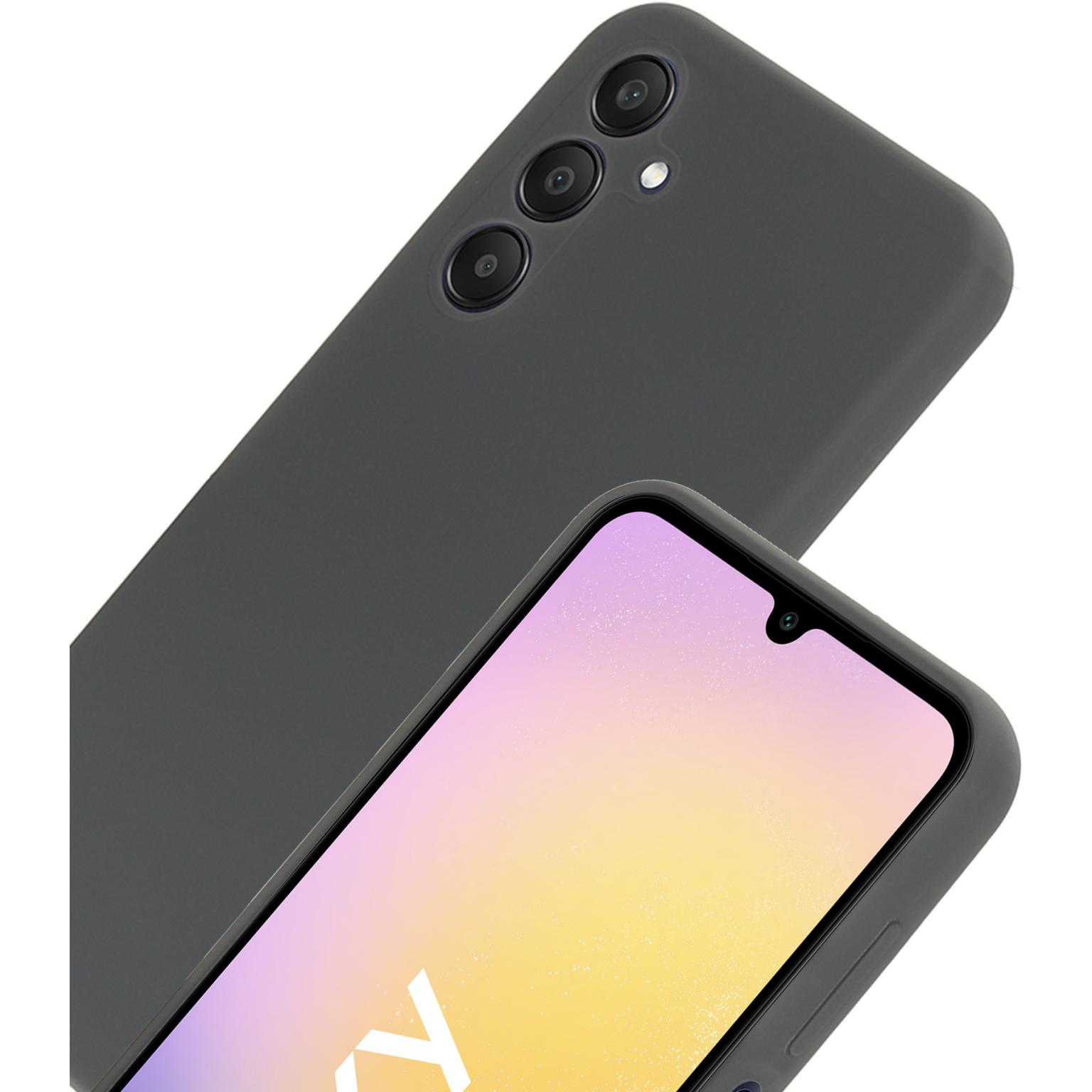 Telefoon en donkergrijze hoes. Camera en scherm zijn zichtbaar. Witte achtergrond.