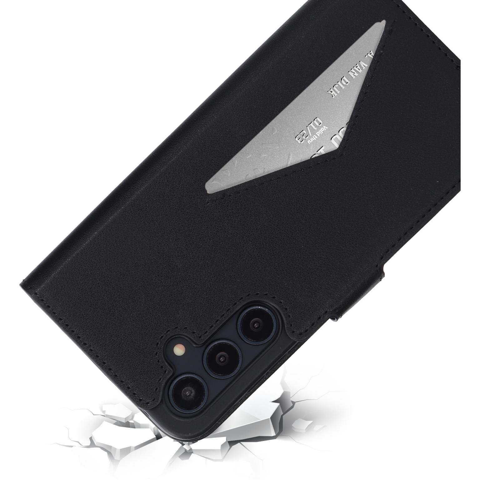 Een zwart telefoonhoesje. Een creditcard is zichtbaar in een sleuf. De hoes zit op een wit oppervlak.