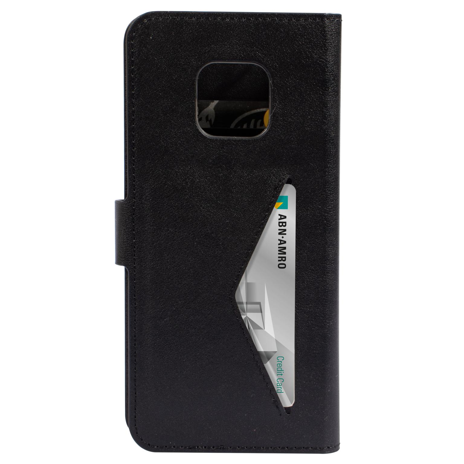 Zwarte telefoonhoes met een creditcardsleuf met een kaart. De hoes is leerachtig.