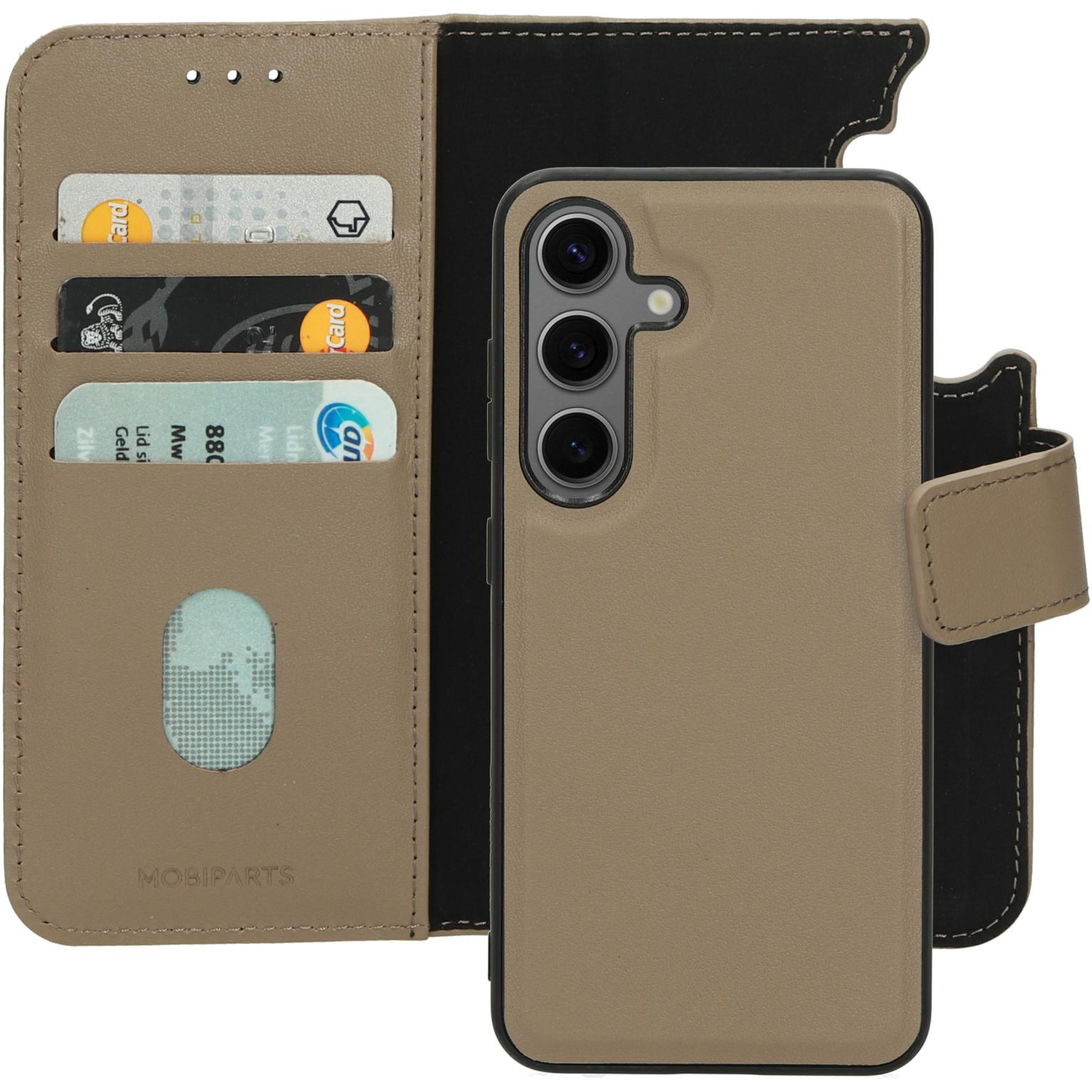 Tan telefoonhoes, portemonnee-stijl, met kaarten en telefoon erin. Witte achtergrond.