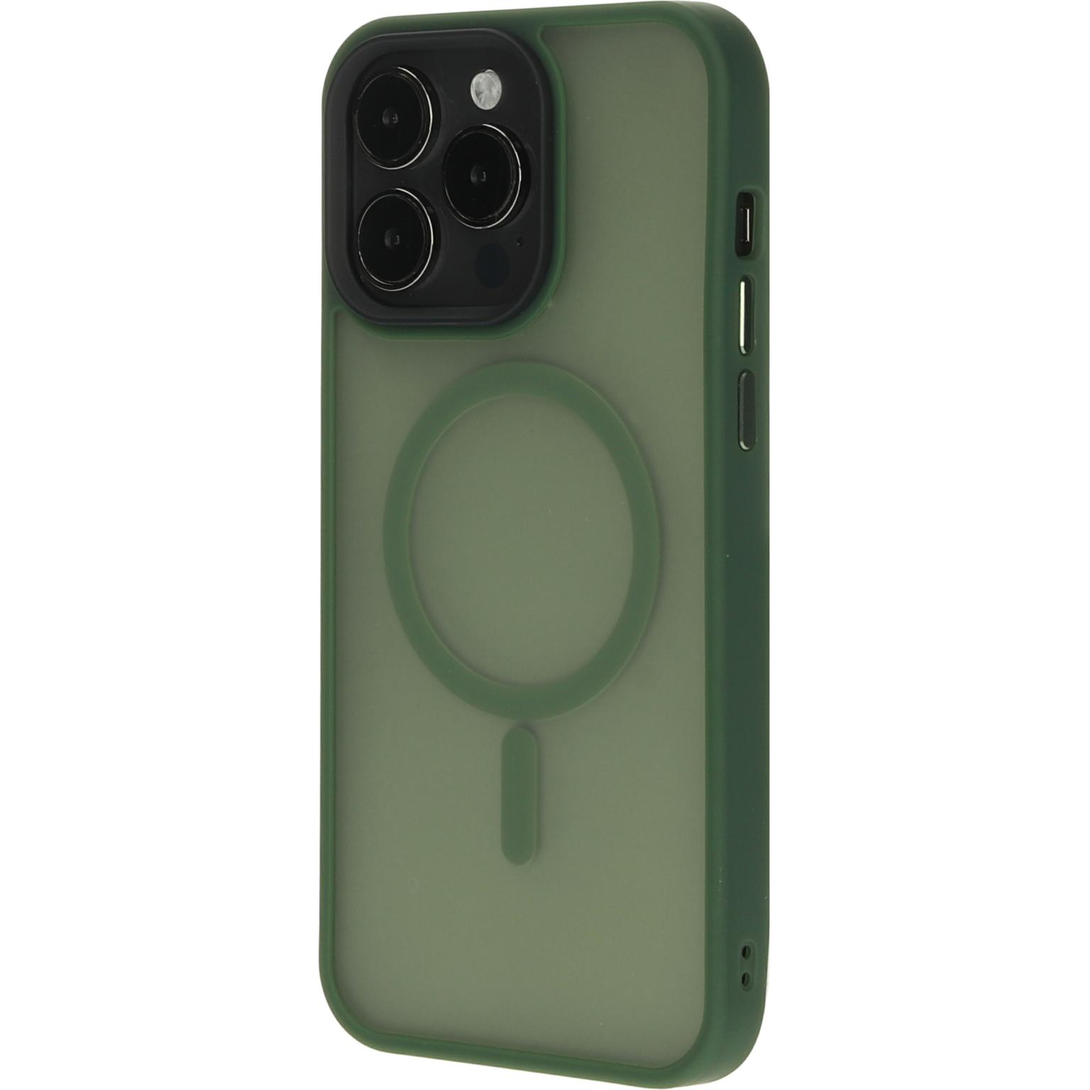 Groene telefoonhoes met een camera-uitsparing. De hoes heeft een MagSafe-ring en een Apple-logo.