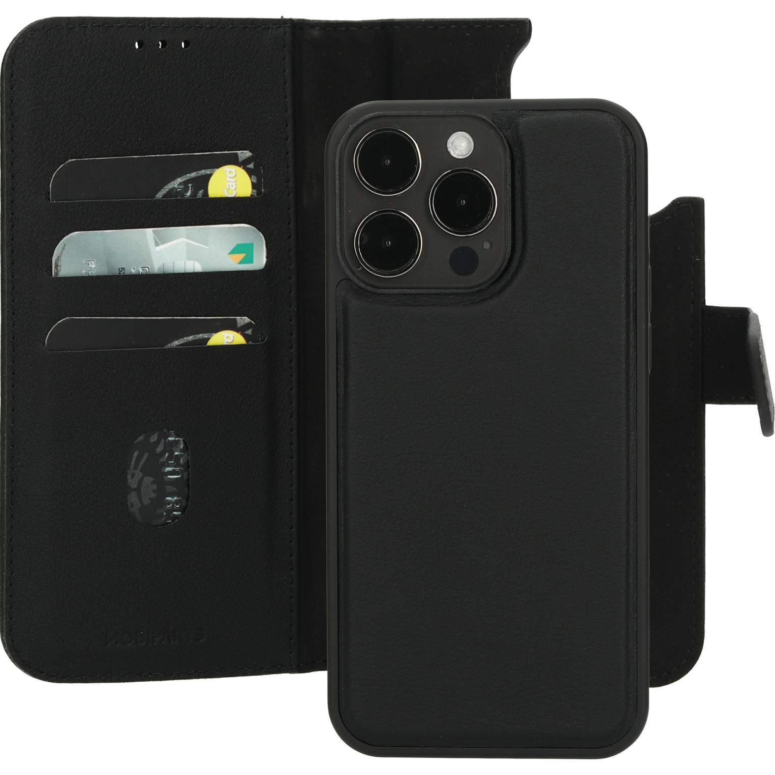 Open zwarte telefoonhoes met kaarten. Telefoon met drie camera's zichtbaar.