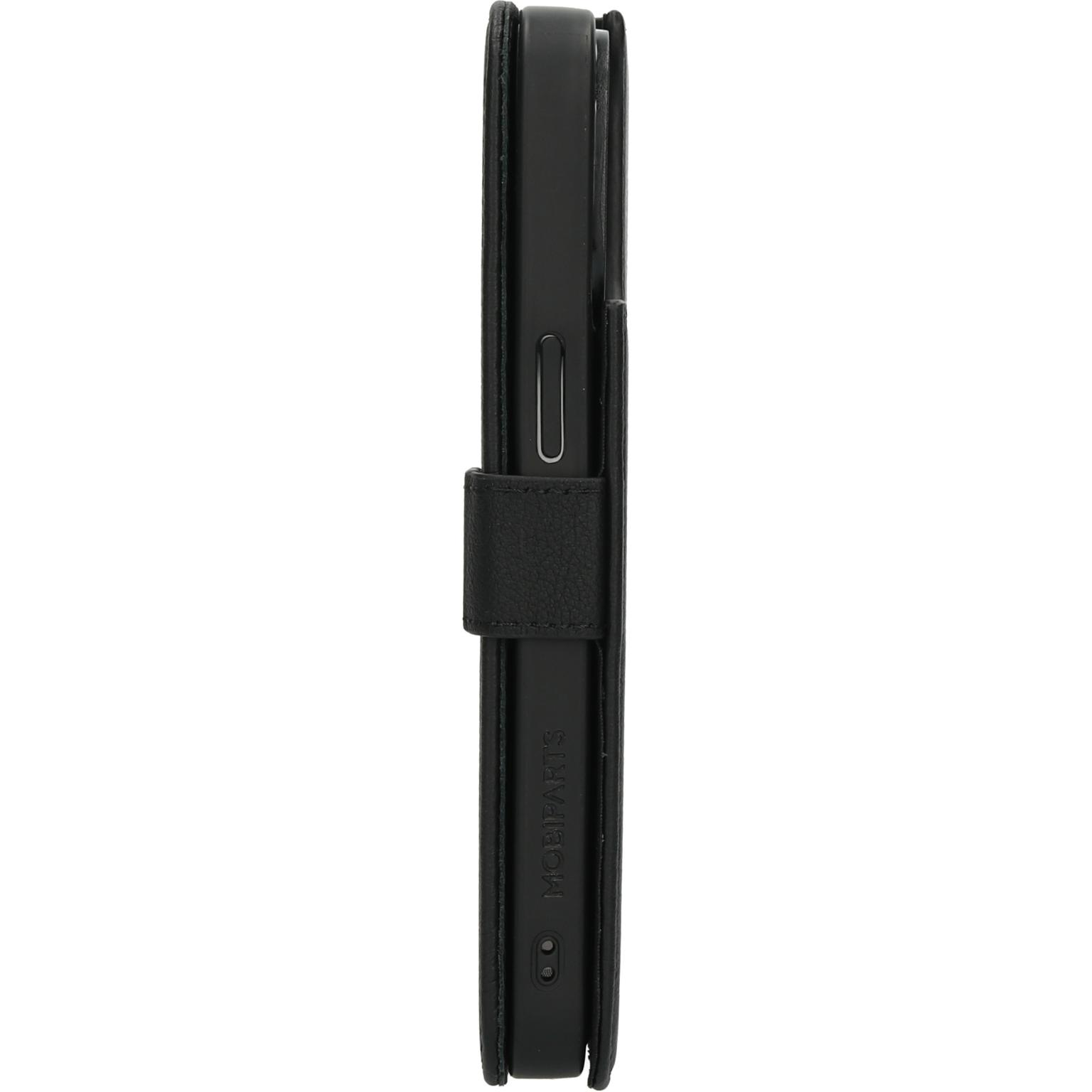 Zwarte telefoonhoes, portemonnee-stijl, met klepsluiting. Witte achtergrond.