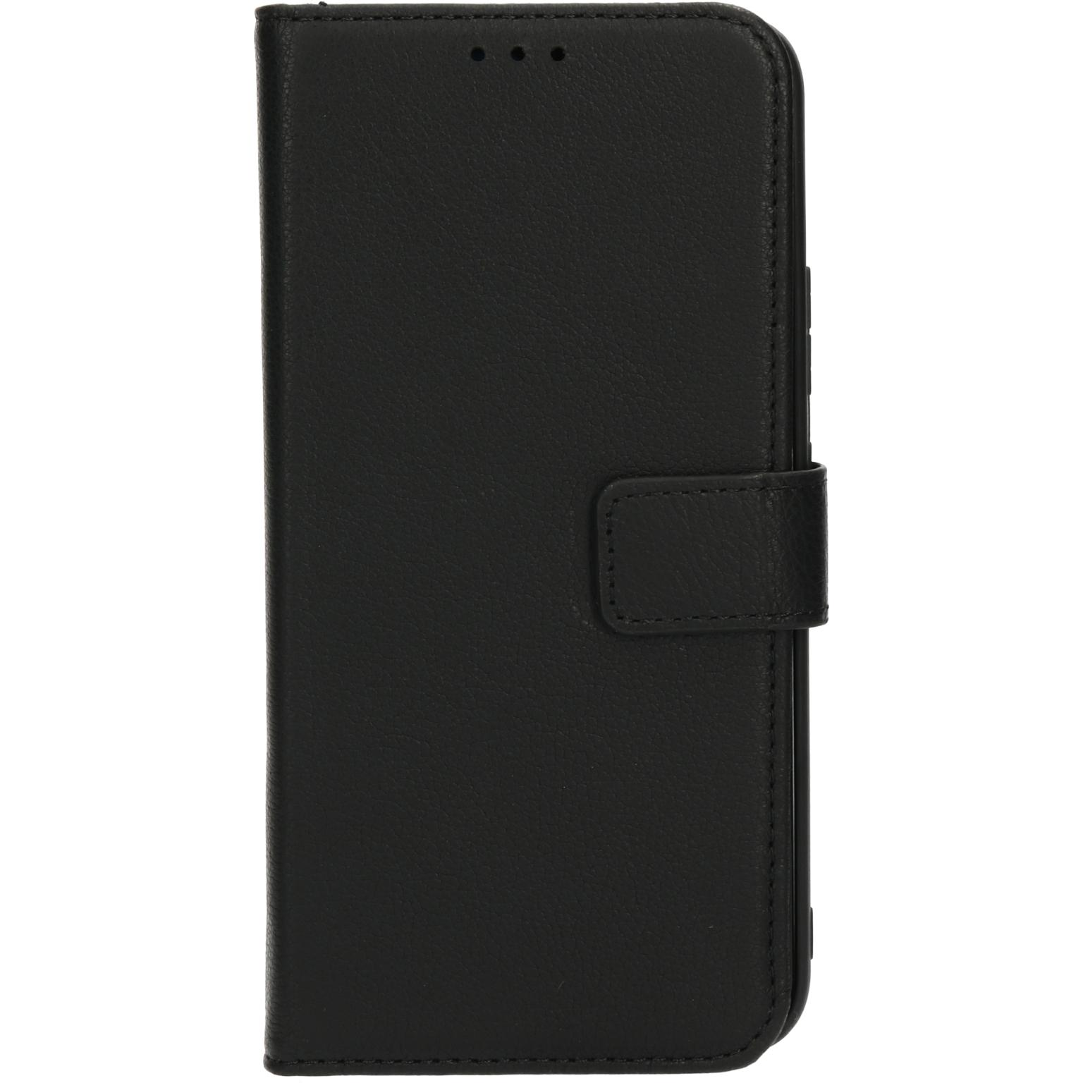 Zwarte leren telefoonhoes met flap en magnetische sluiting. Verticaal, witte achtergrond.