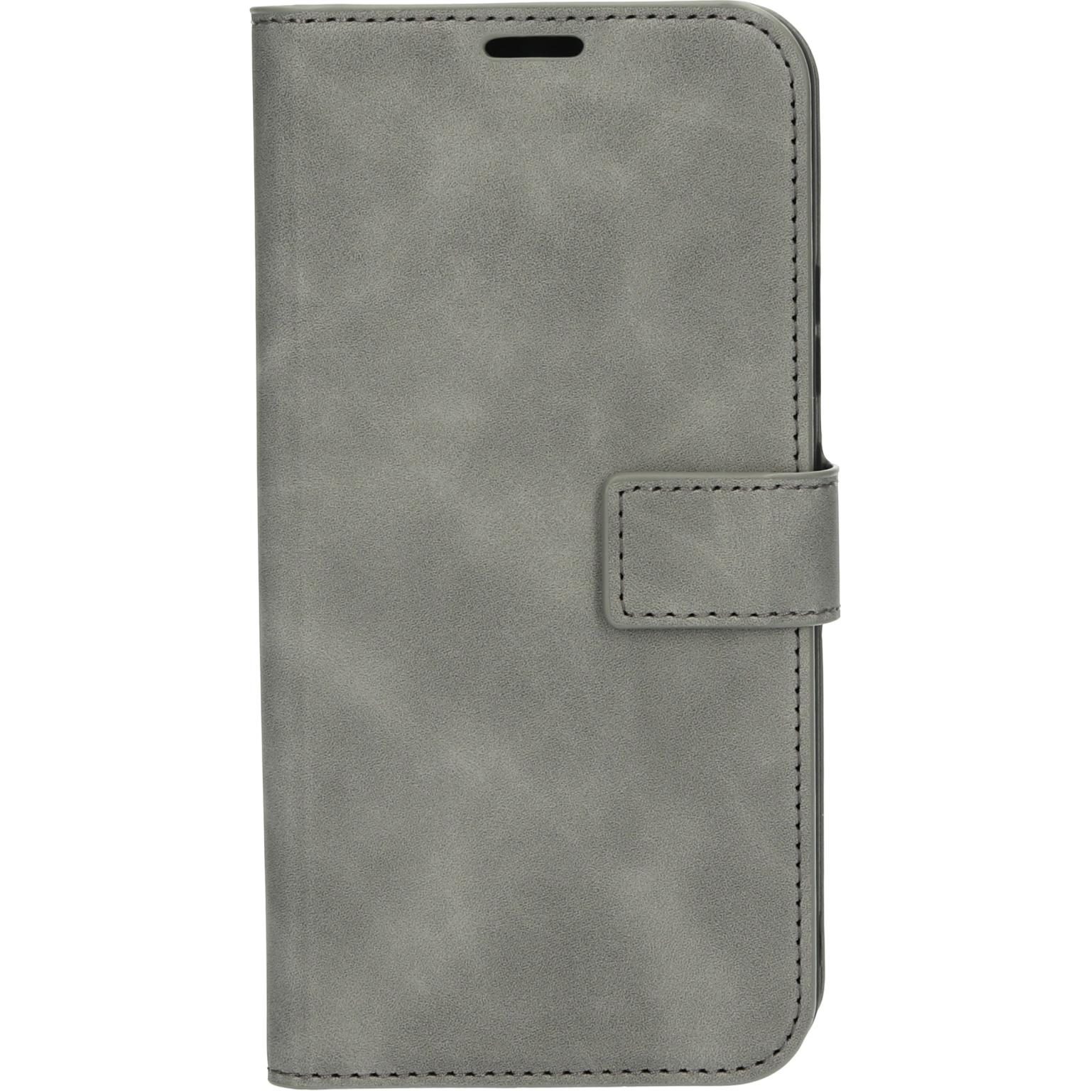 Grijze telefoonhoes gesloten. De hoes heeft een flap en een magnetische sluiting.