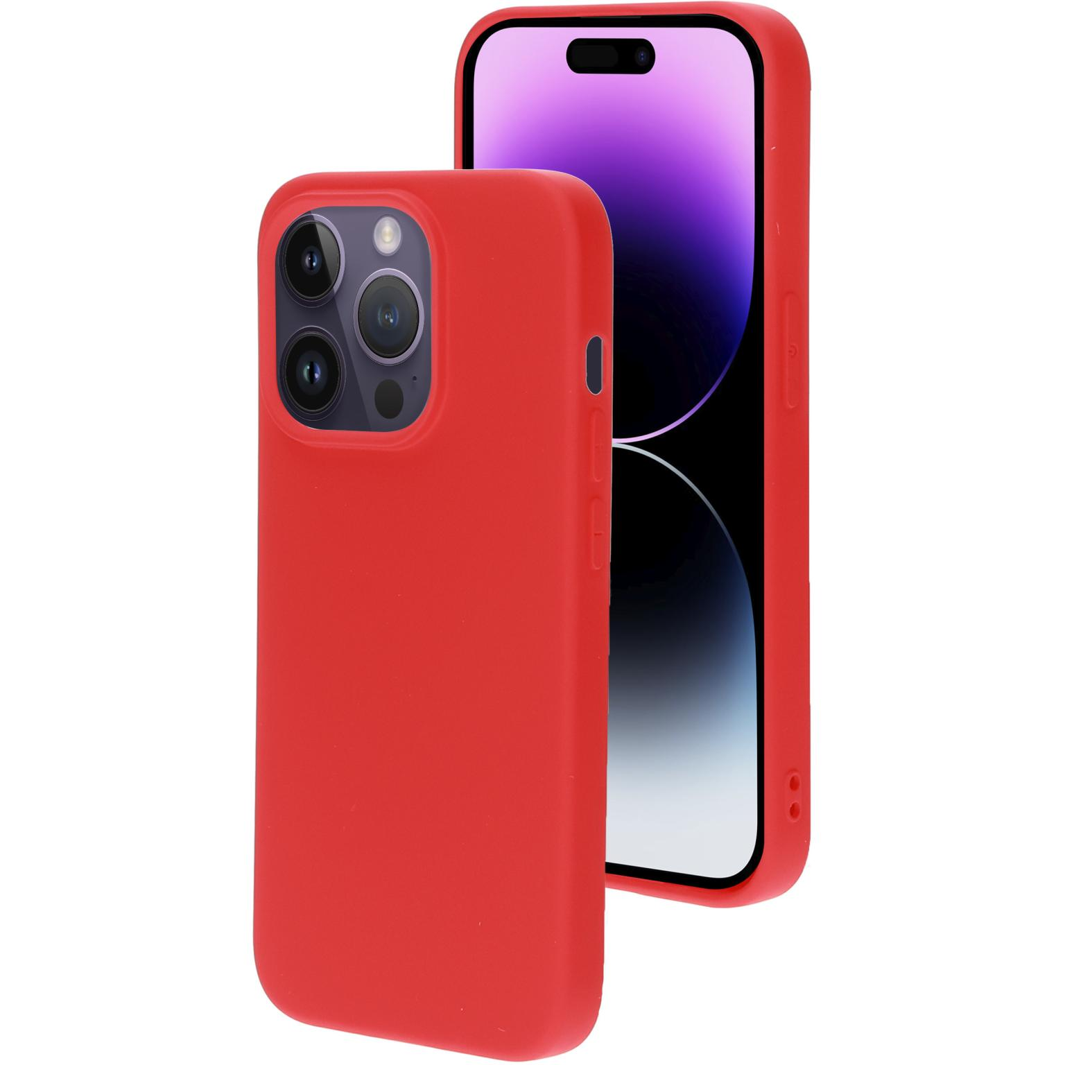 Rode telefoon en hoesje. De telefoon heeft drie camera's en zit in een rode beschermhoes.