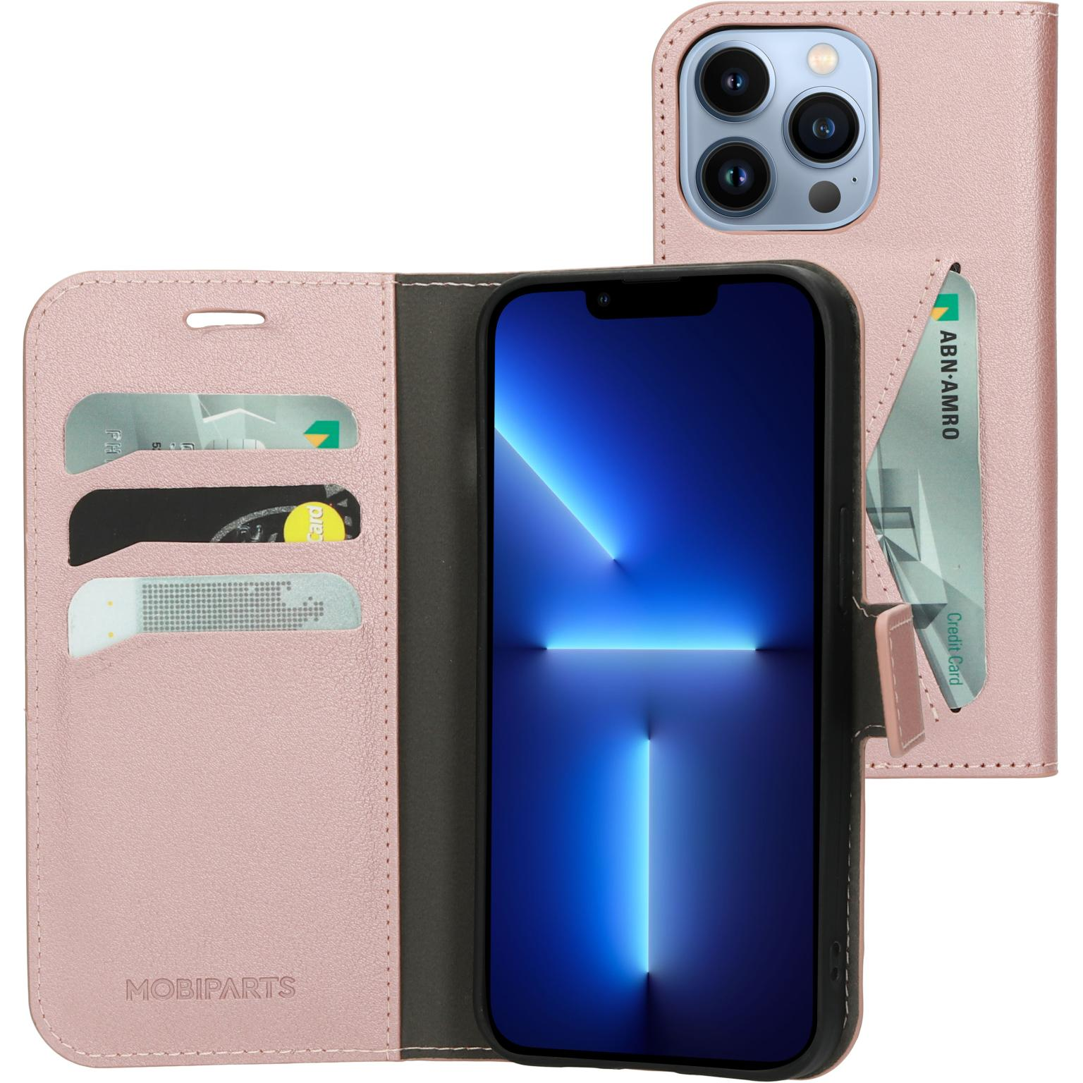 Roze telefoonhoes open met een telefoon en kaarten. De telefoon is zichtbaar en heeft drie camera's.