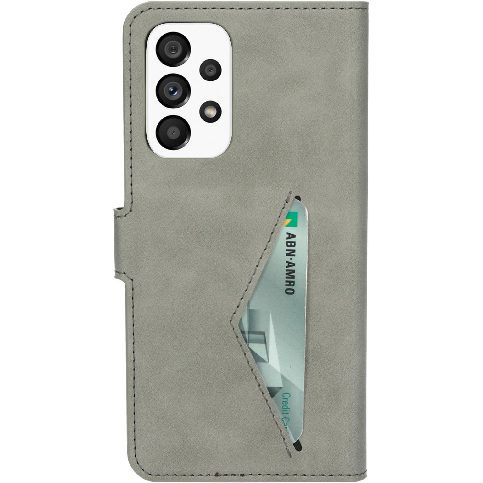 Grijze telefoonhoes open met een creditcard en telefoon erin. ABN AMRO kaart zichtbaar. De telefoon heeft meerdere camera's.