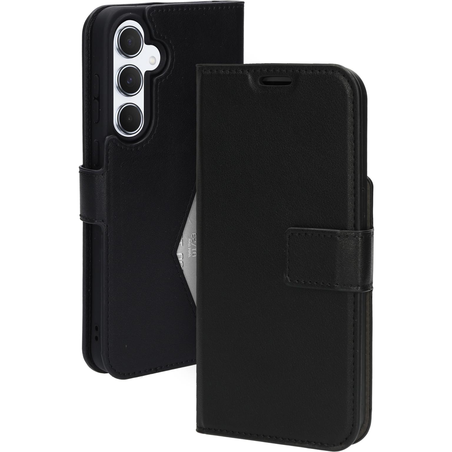 Zwarte leren telefoonhoes, open, met creditcard en telefoon.