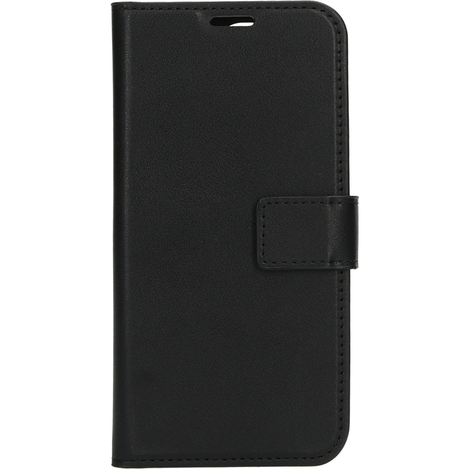 Zwarte telefoonhoes, gesloten flap, met een magnetische sluiting. De hoes is gesloten.