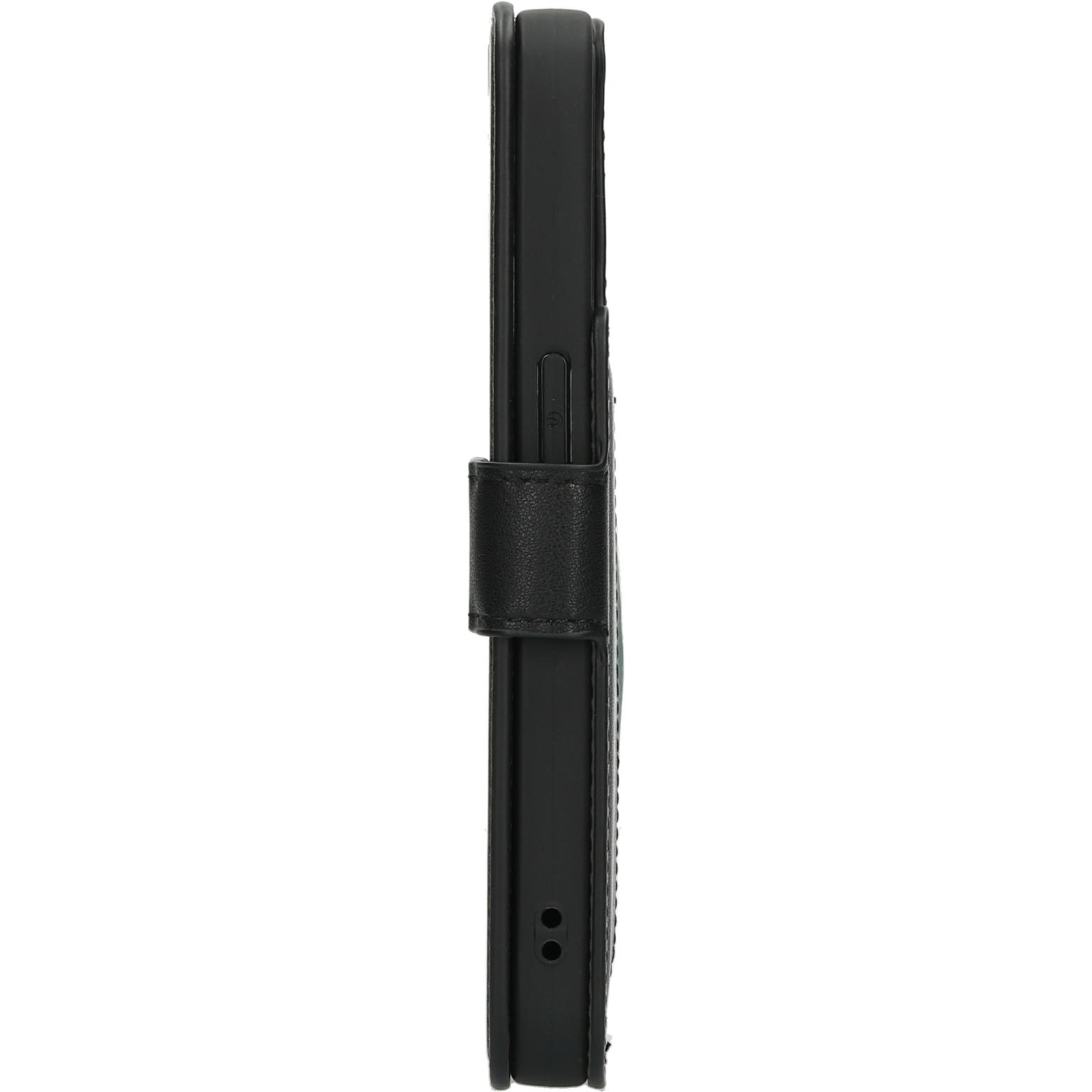 Zijaanzicht van een zwarte telefoonhoes met een zwarte riem en drie gaten. Witte achtergrond.