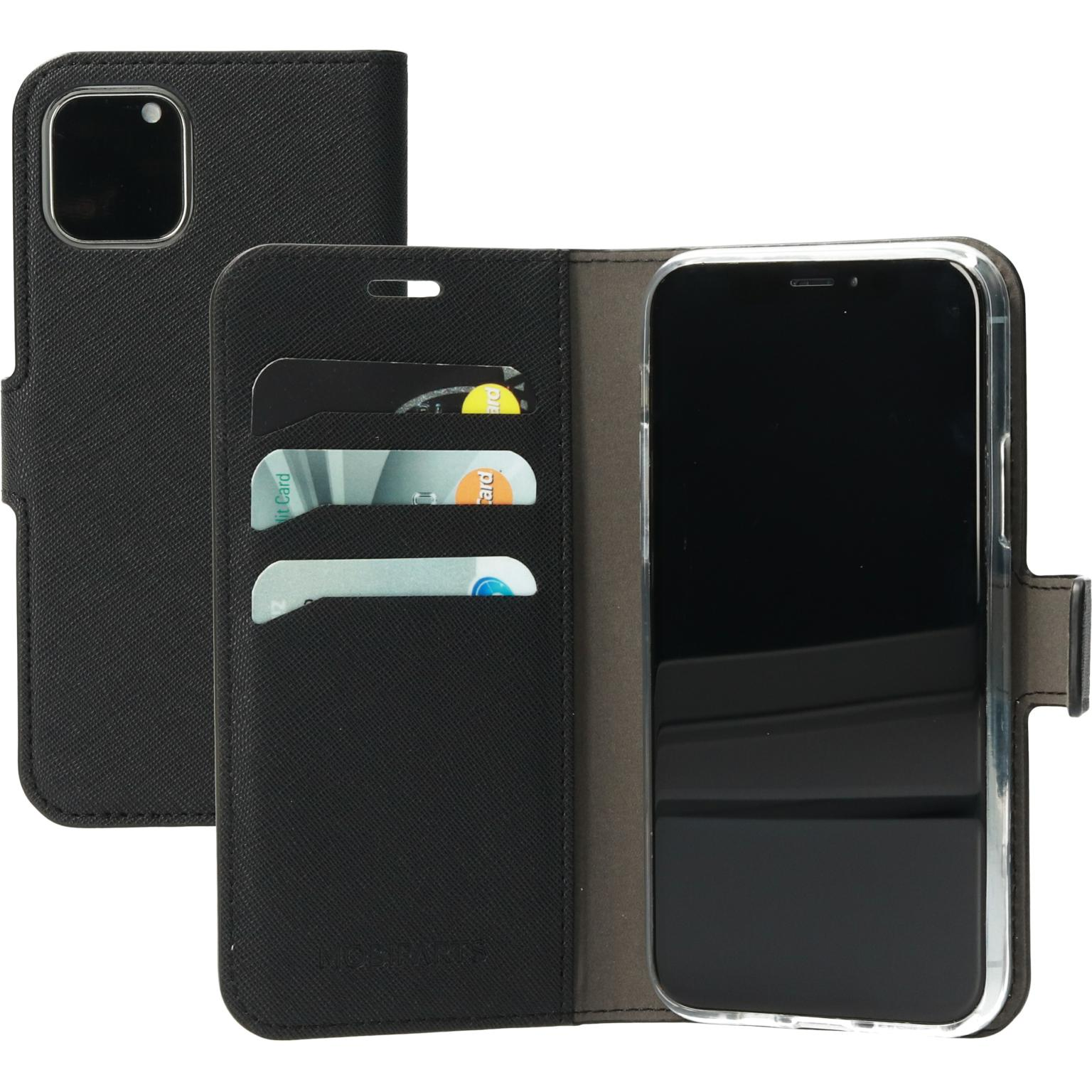 Zwarte telefoonhoes met kaarten. De telefoon zit erin. De achtergrond is wit.