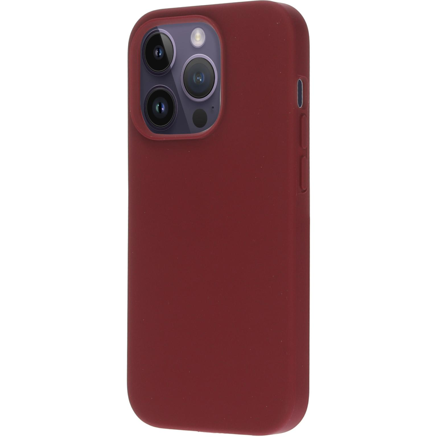 Een donkerrood telefoonhoesje met drie cameralenzen.