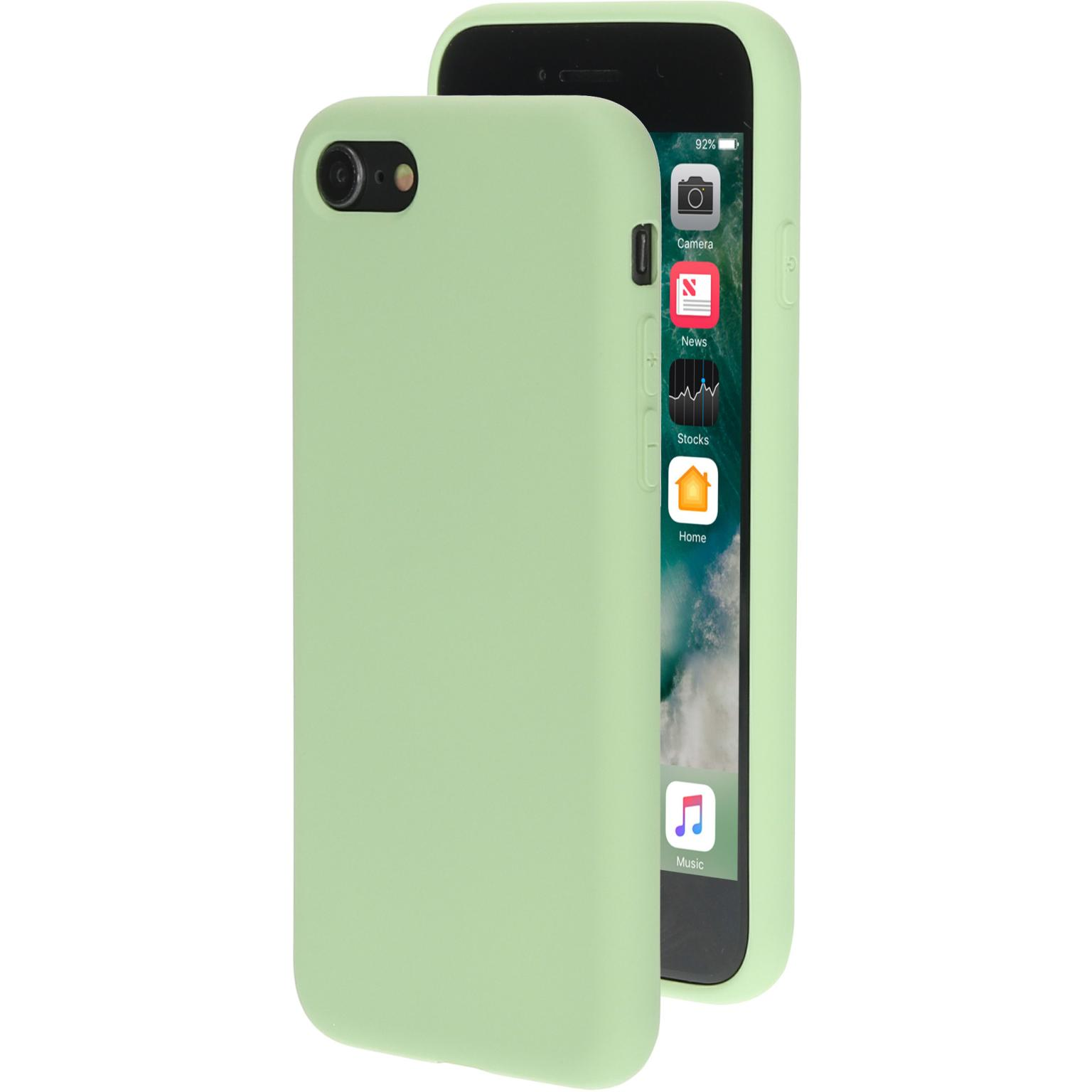 Groene telefoonhoes met telefoon erin. Telefoon toont apps. Witte achtergrond.