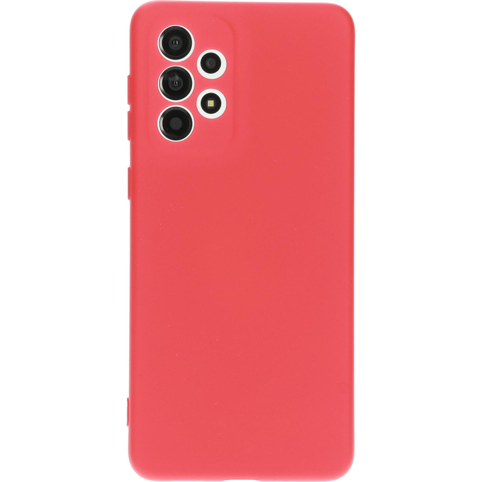 Rode telefoonhoes met drie camera's. Witte achtergrond. De hoes bedekt de achterkant van de telefoon.