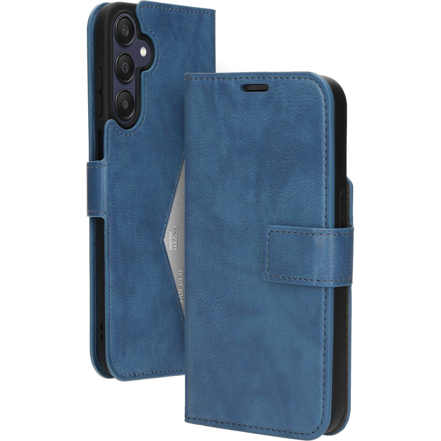 Blauwe leren telefoonhoes, open met telefoon erin. Met kaartsleuf. Zichtbare knop.