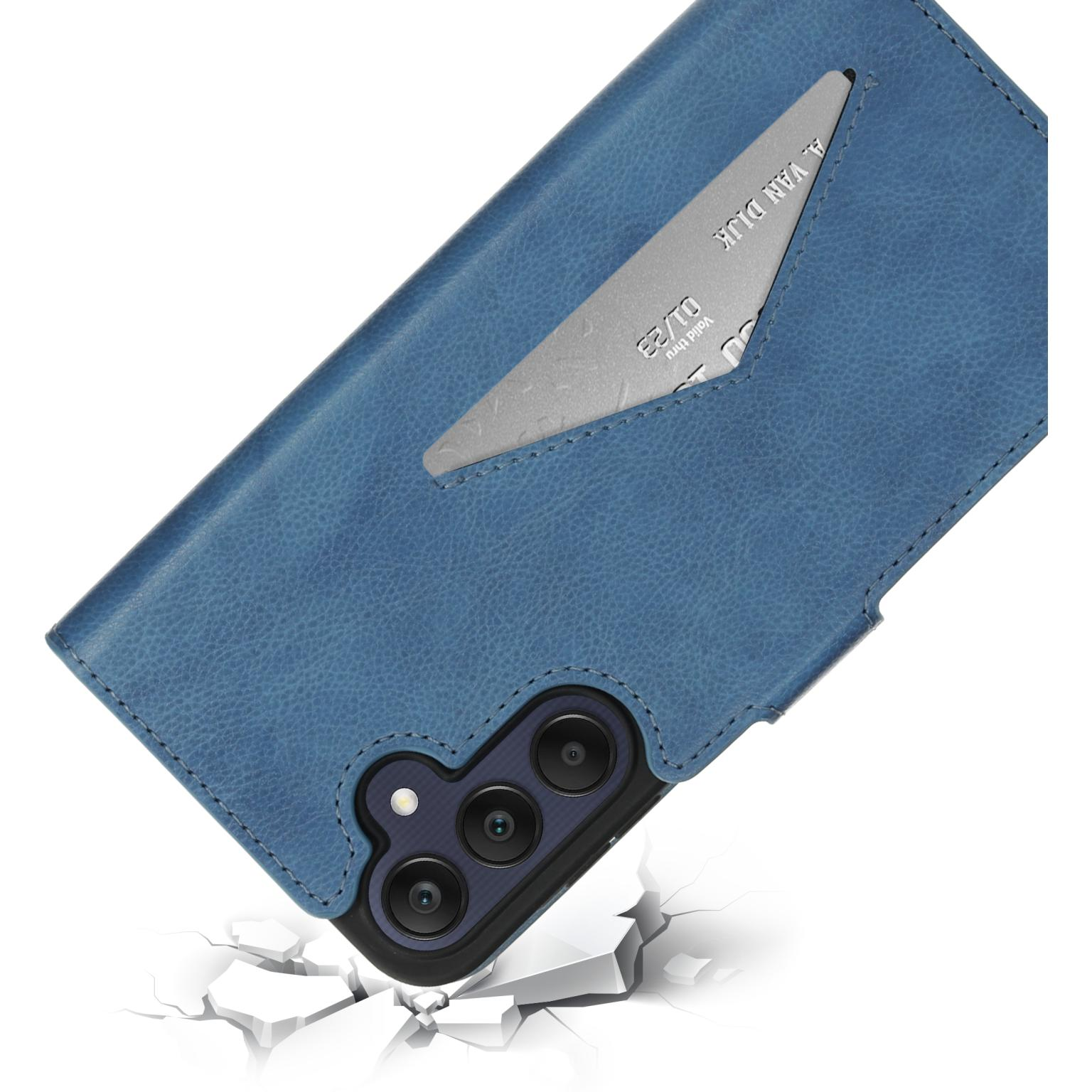 Blauwe telefoonhoes met creditcard in de gleuf. Telefoon gedeeltelijk zichtbaar. Gebarsten betonnen achtergrond.