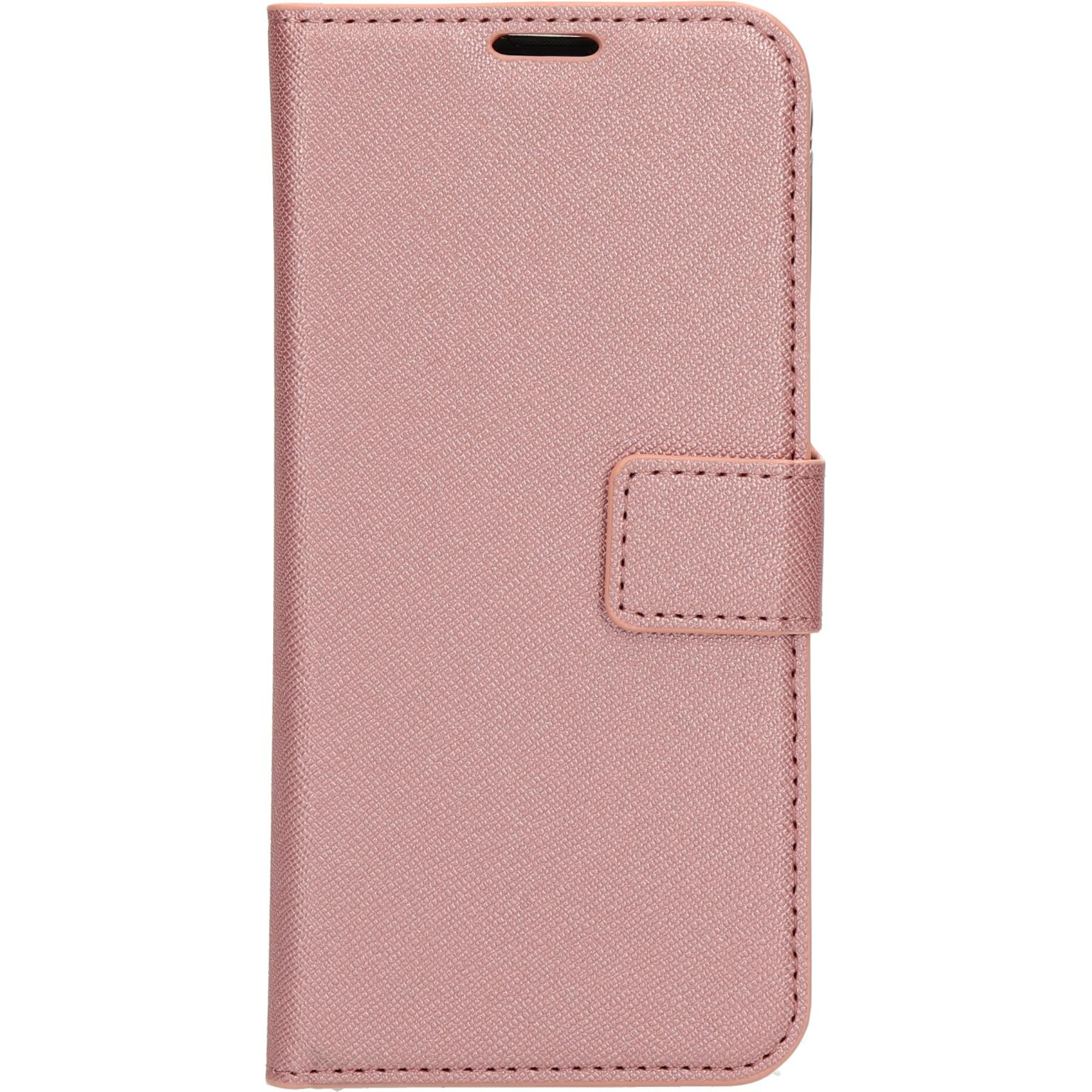 Roze telefoonhoes, gesloten, met een magnetische sluiting en een getextureerde uitstraling.