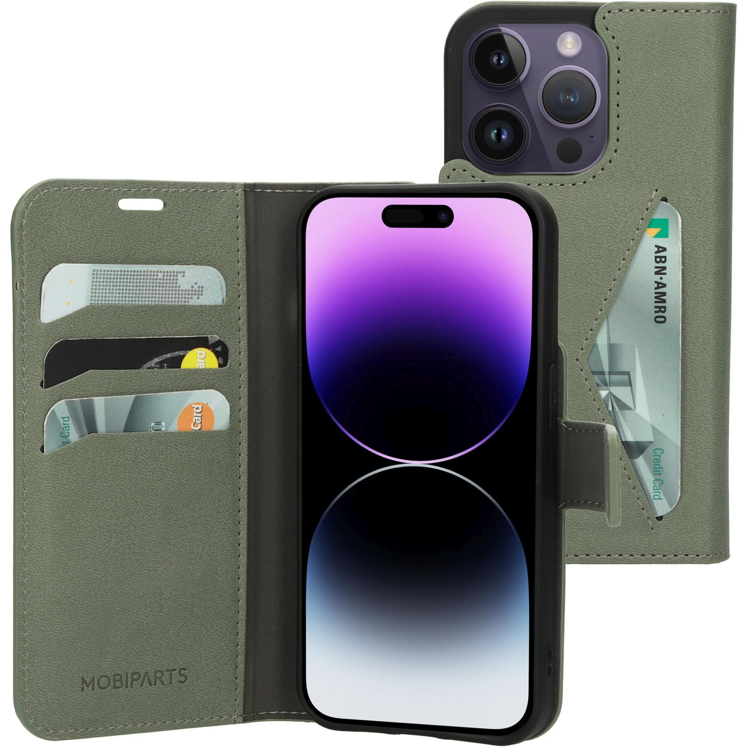 Olijfgroene telefoonhoes, open. Telefoon binnenin. Kaartsleuven, magnetische sluiting.