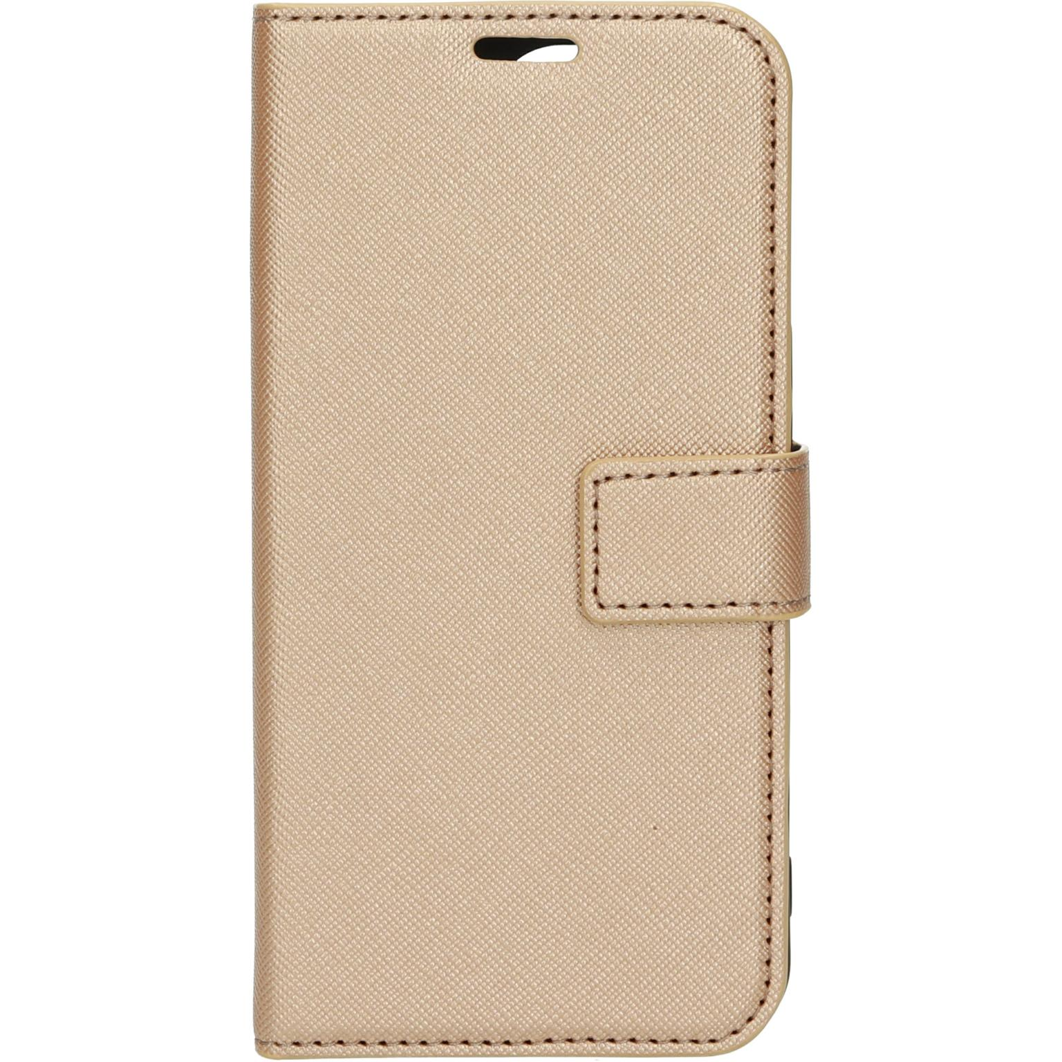 Een goudkleurige telefoonhoes wordt van voren getoond. Het is een hoesje in portemonnee-stijl met een magnetische sluiting.