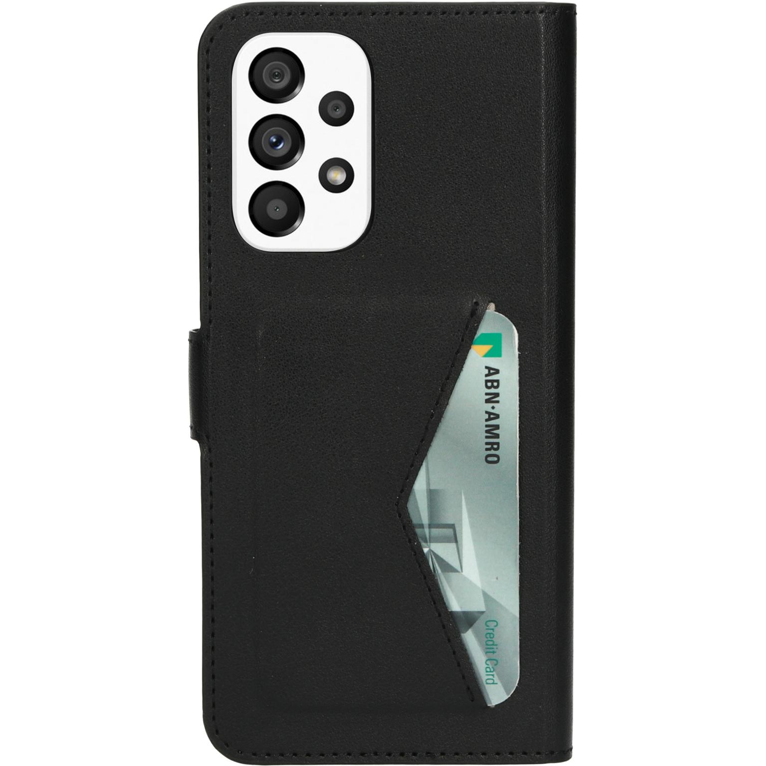 Zwarte leren telefoonhoes met een kaartsleuf, open, met een kaart erin.