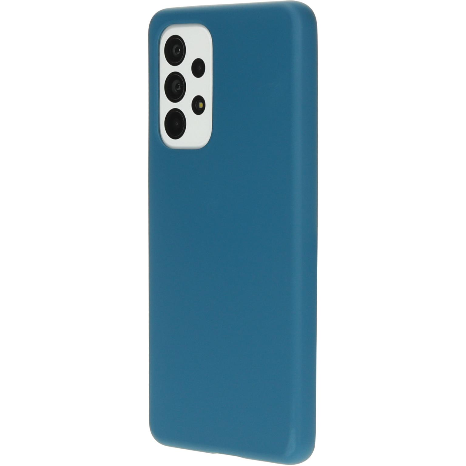 Turquoise telefoonhoes met drie cameralenzen en een telefoon.