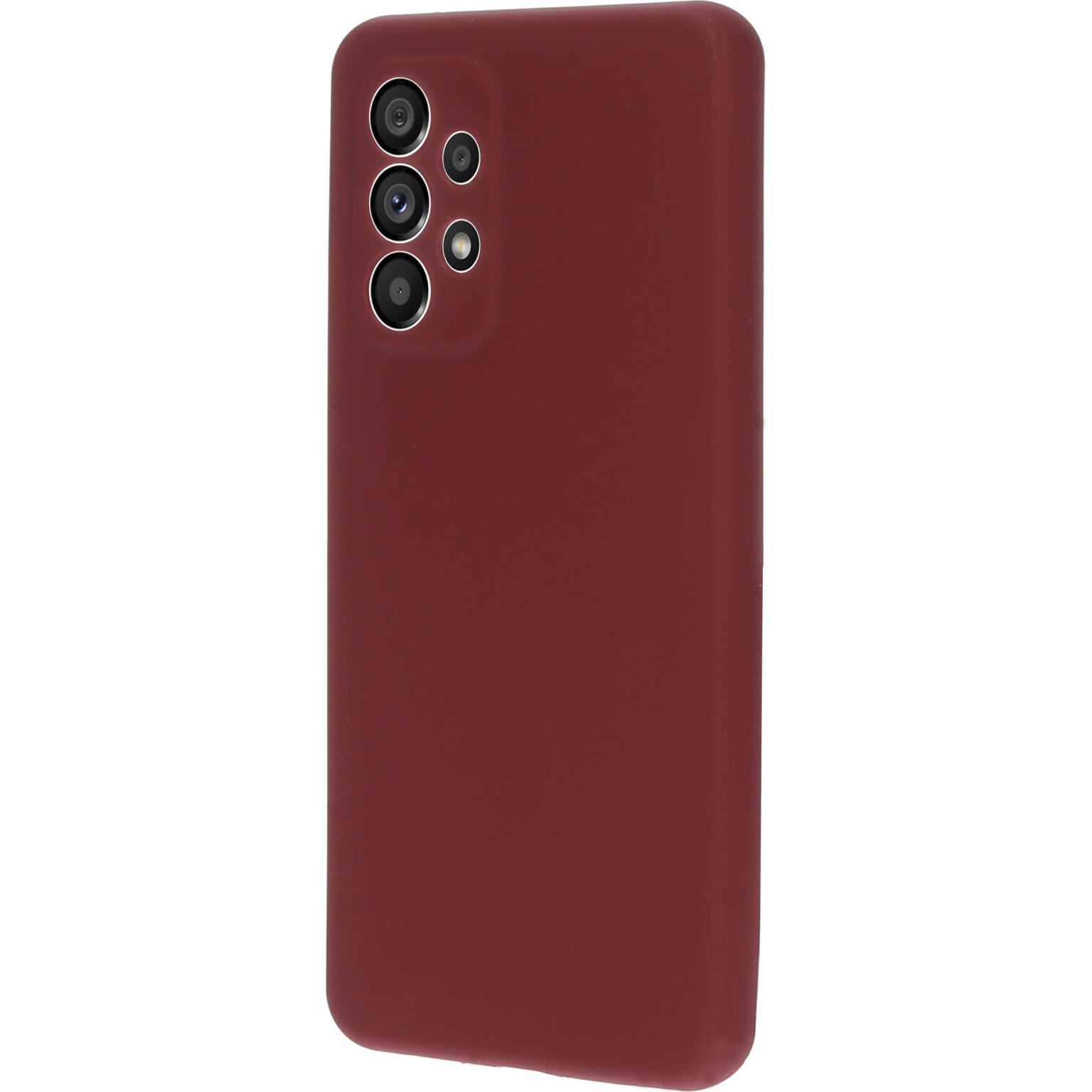 Donkerrode telefoonhoes. Drie camera gaten zijn zichtbaar. De achtergrond is wit.