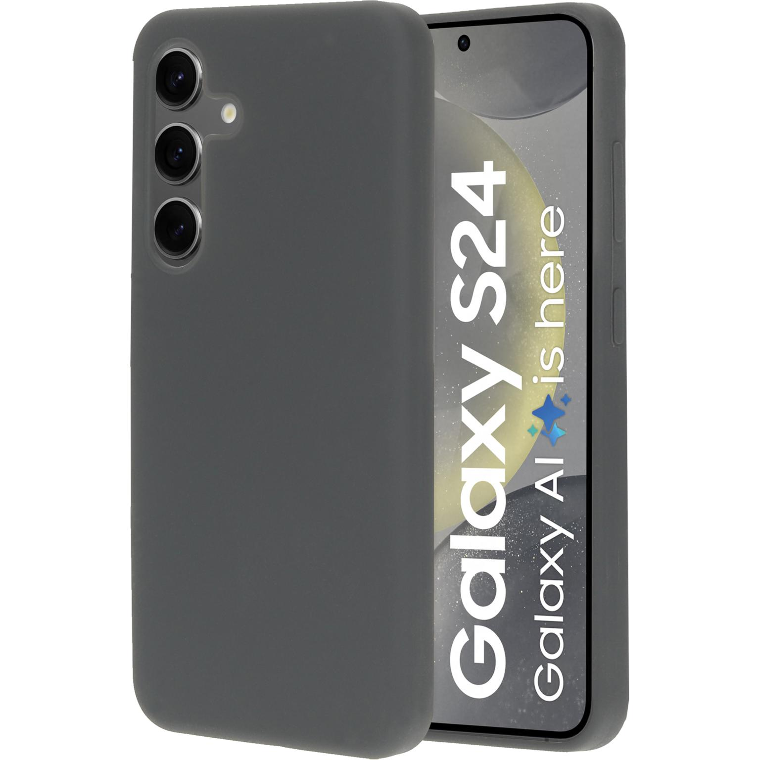 Grijze telefoon met hoesje, Galaxy S24 tekst op scherm. Witte achtergrond.