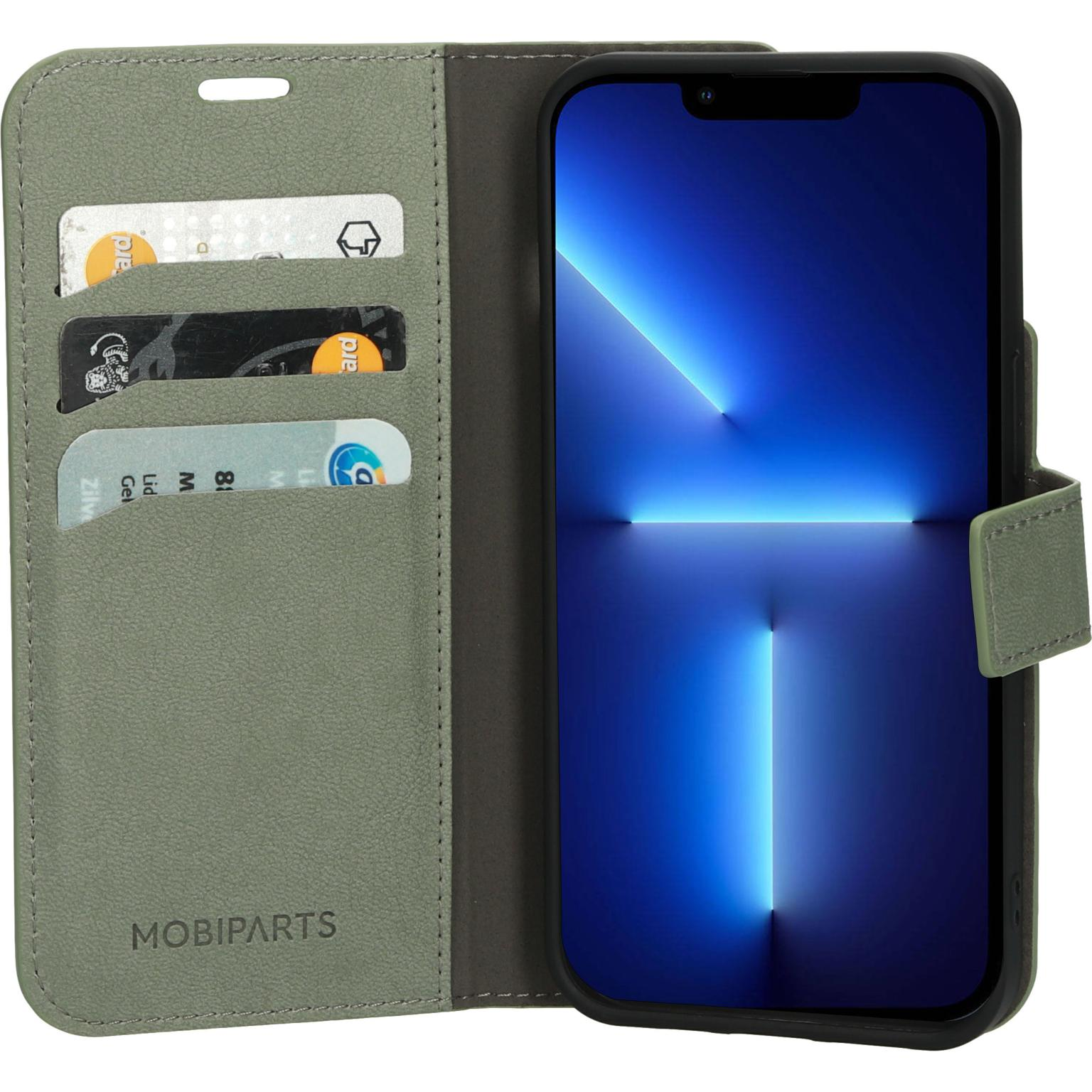 Groene telefoonhoes met kaarten en een telefoon met blauw scherm.