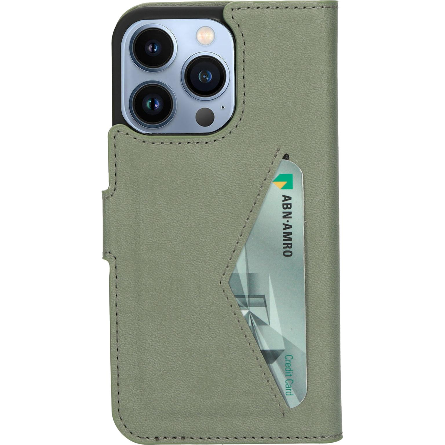 Groene telefoonhoes met een kaartsleuf, met een creditcard. Telefoon heeft een drievoudige camera.