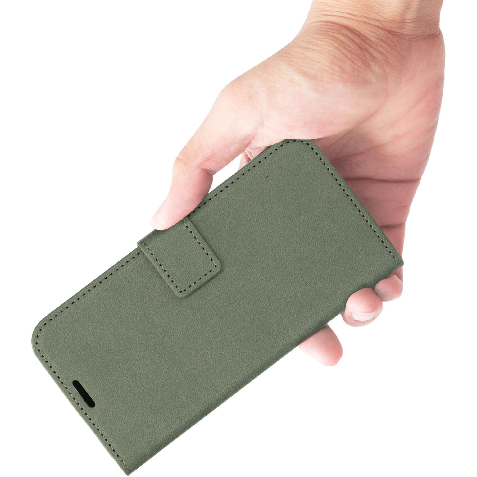 Een hand die een groene leren telefoonhoes vasthoudt. De hoes is gesloten, met een knop en stiksels.