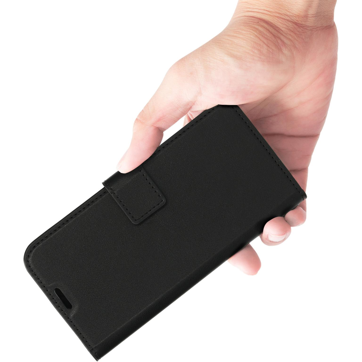 Hand die een gesloten zwarte telefoonhoes vasthoudt met een magnetische sluiting, geïsoleerd op een witte achtergrond.