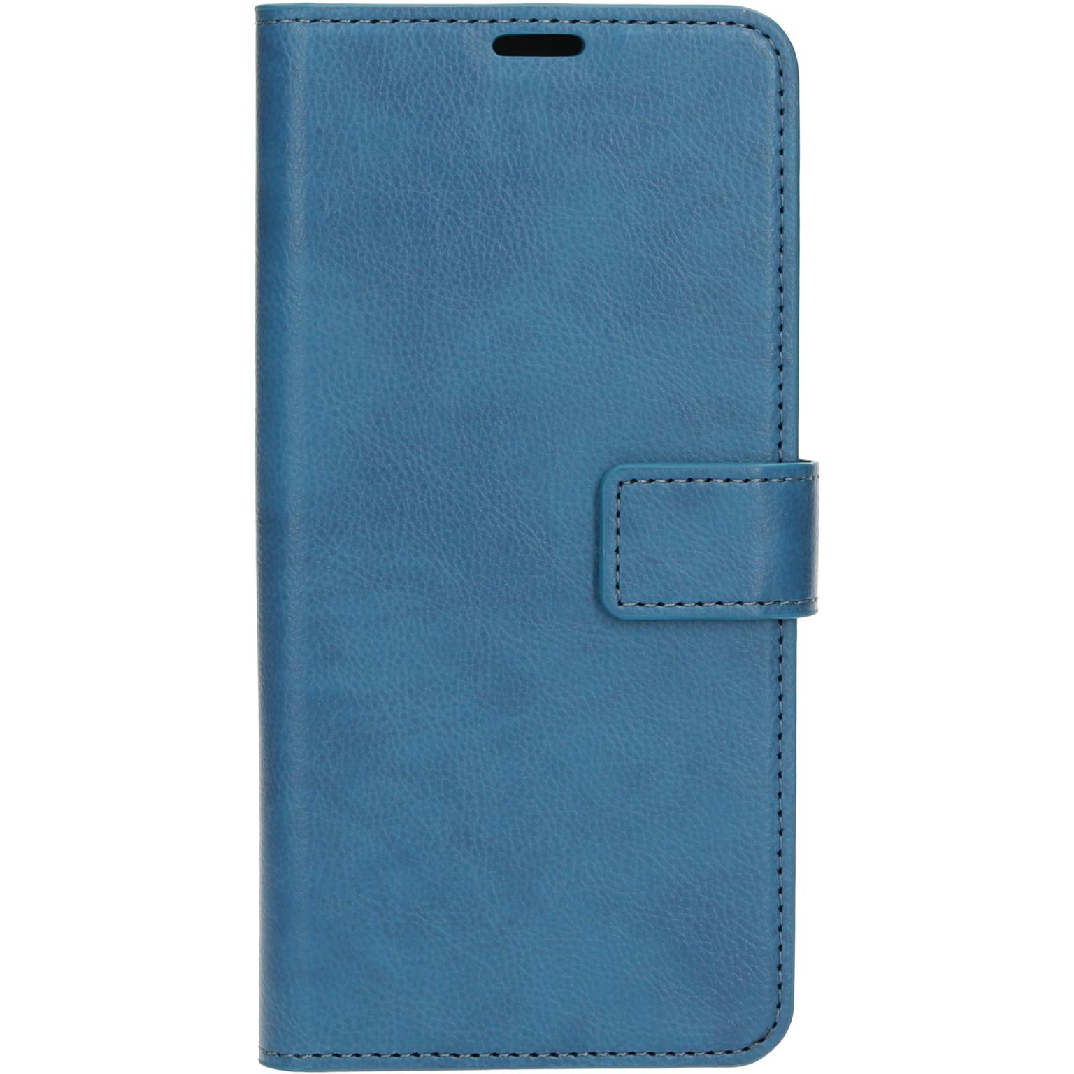 Blauwe telefoonhoes met een getextureerd oppervlak, gesloten met een magnetische flap.