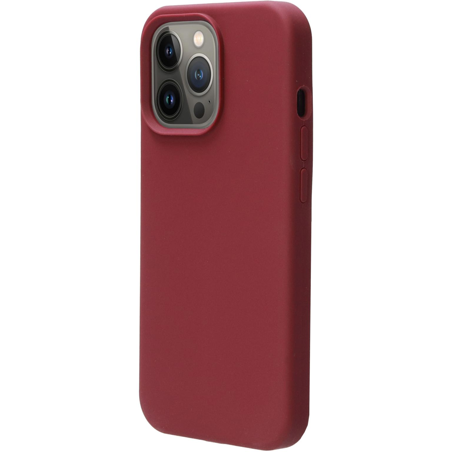 Een effen bordeauxrode telefoonhoes met de camerabult zichtbaar.