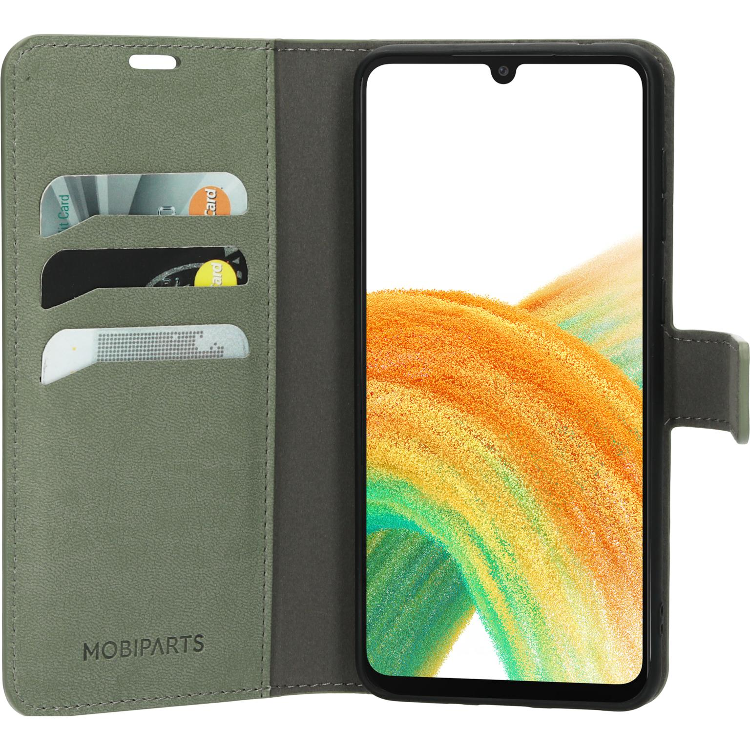Open groene telefoonhoes met een telefoon erin, met een kleurrijk scherm.