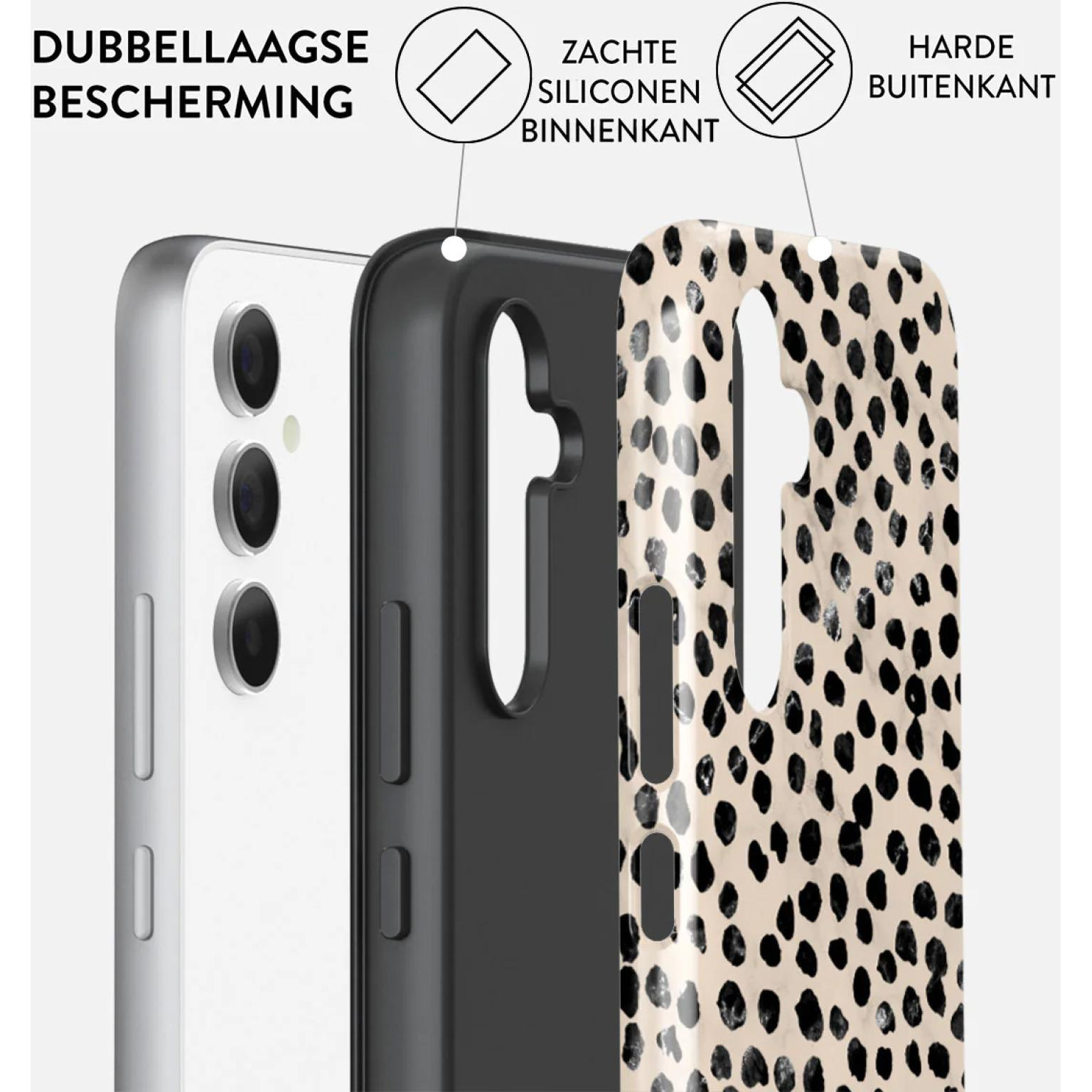 Telefoonhoes lagen: telefoon, zwart interieur, en luipaardprint buitenkant. Dubbele bescherming.