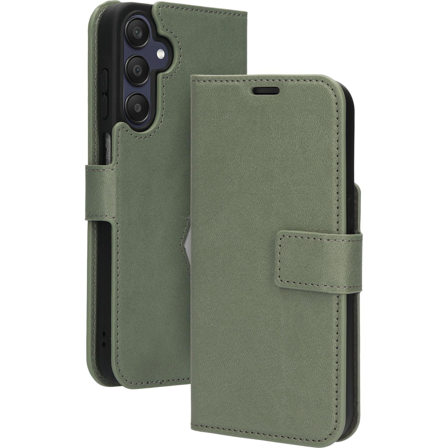 Groene telefoonhoes in portefeuille-stijl. Rechts open, telefoon tonend. Knopsluiting links.