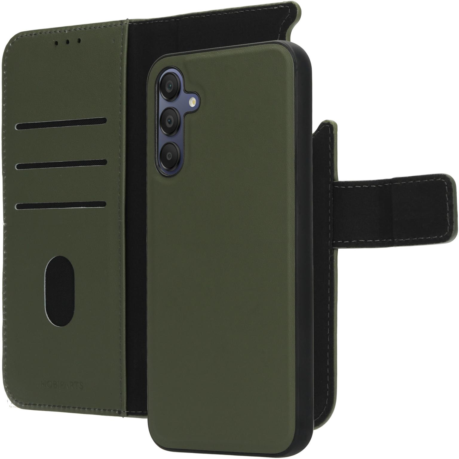Groene telefoonhoes met telefoon binnenin en kaartsleuven.