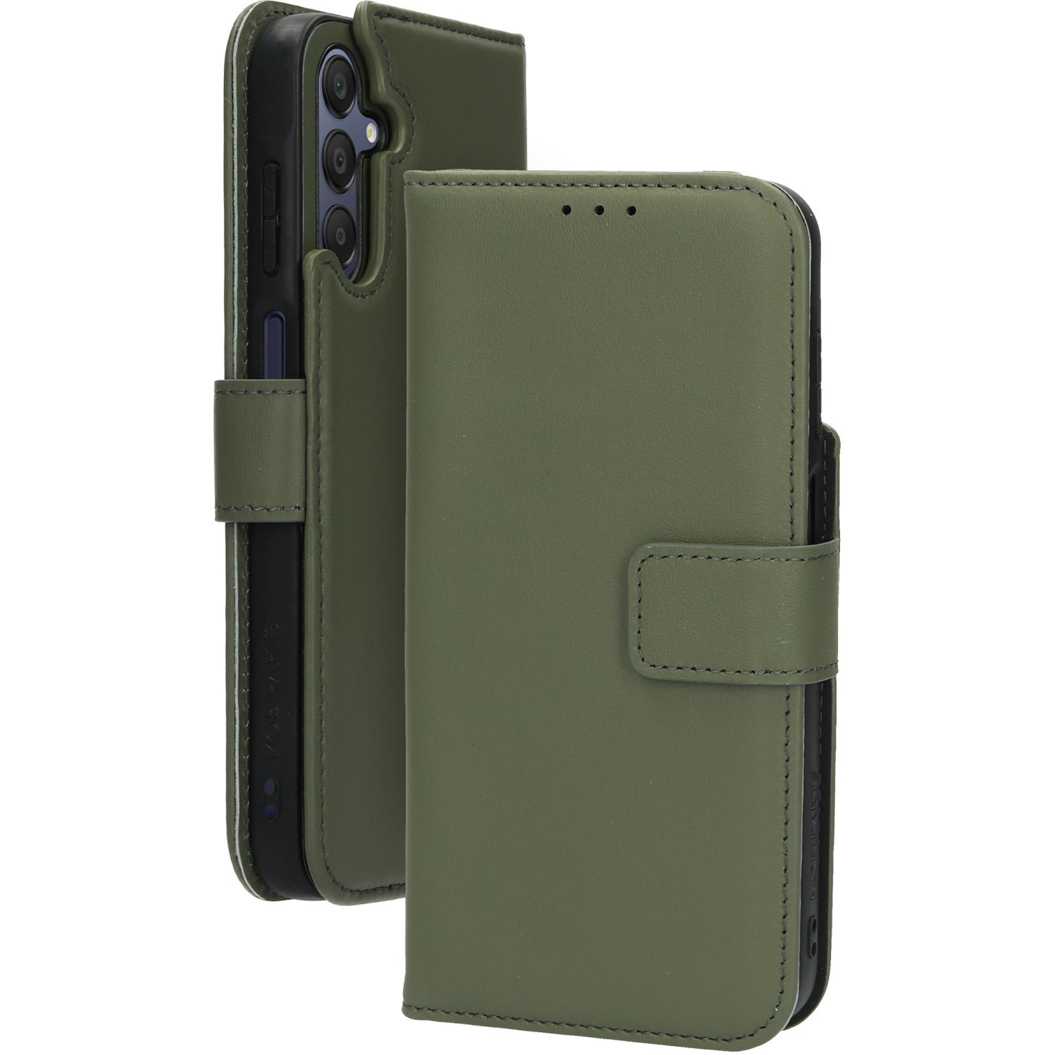 Olijfgroene telefoonhoes met telefoon erin, camera en scherm zichtbaar.