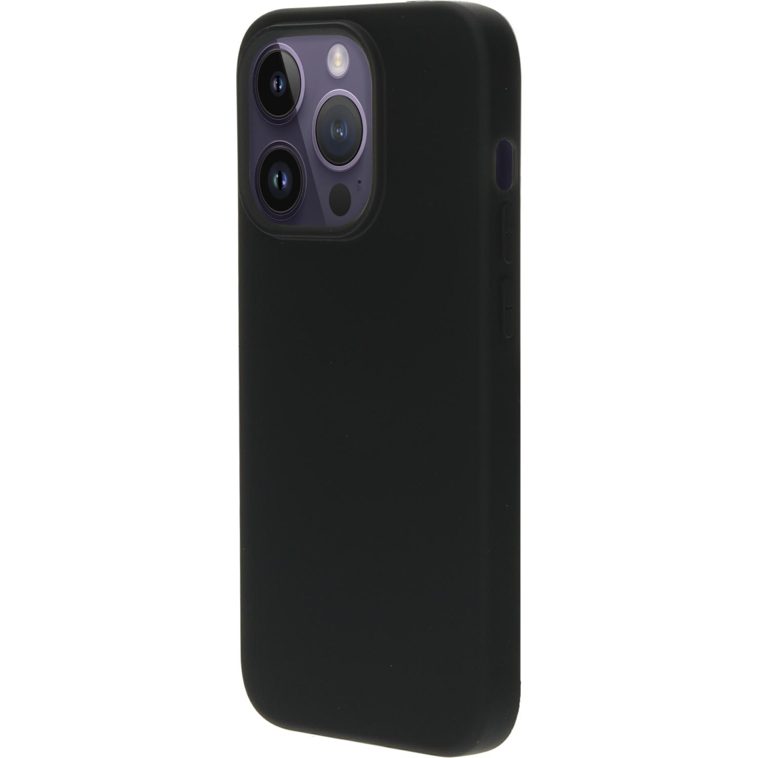 Zwarte telefoonhoes met drie cameralenzen. Zwarte achtergrond.