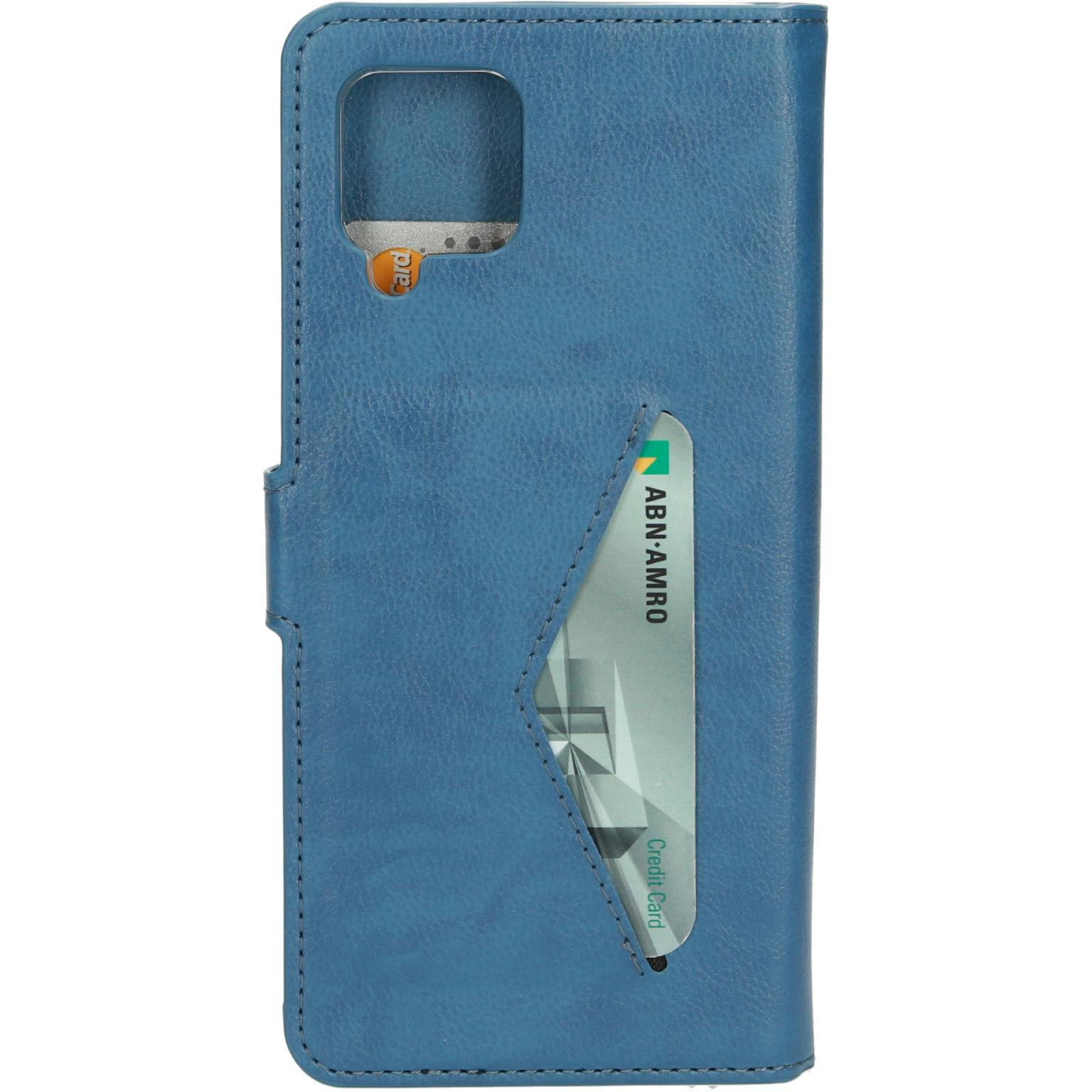 Blauwe telefoonhoes met kaartsleuf en een creditcard zichtbaar erin.