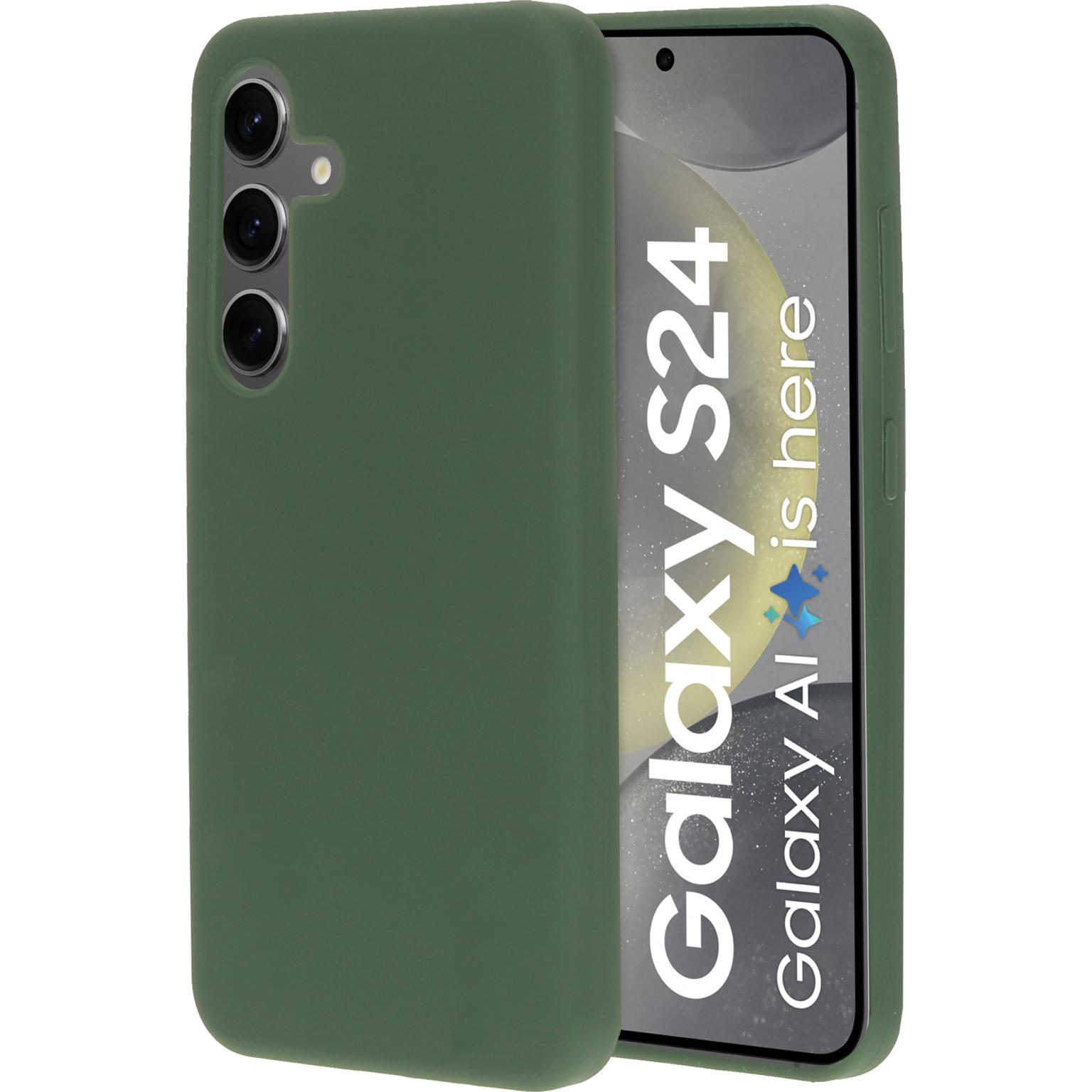 Een groene telefoonhoes, naast een telefoon geplaatst. Het scherm toont de tekst: Galaxy S24 is here.