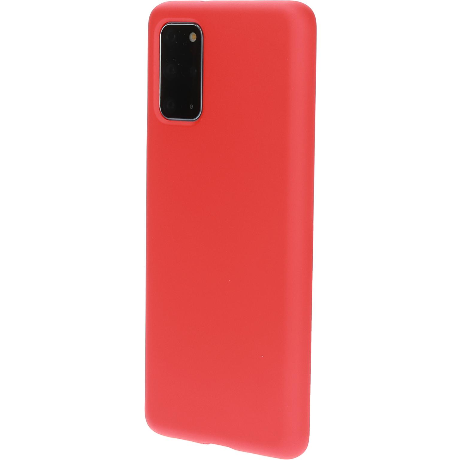 Rode telefoonhoes met camera-uitsparing, op een witte achtergrond. Effen rood.