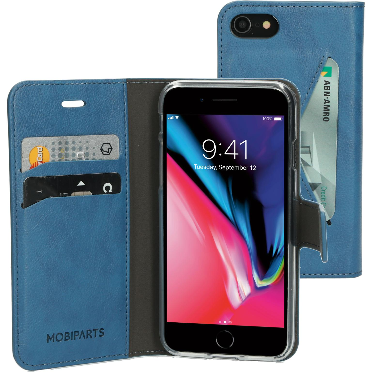Blauwe telefoonhoes met telefoon, kaarten en logo. De telefoon toont de tijd. De achtergrond is wit.