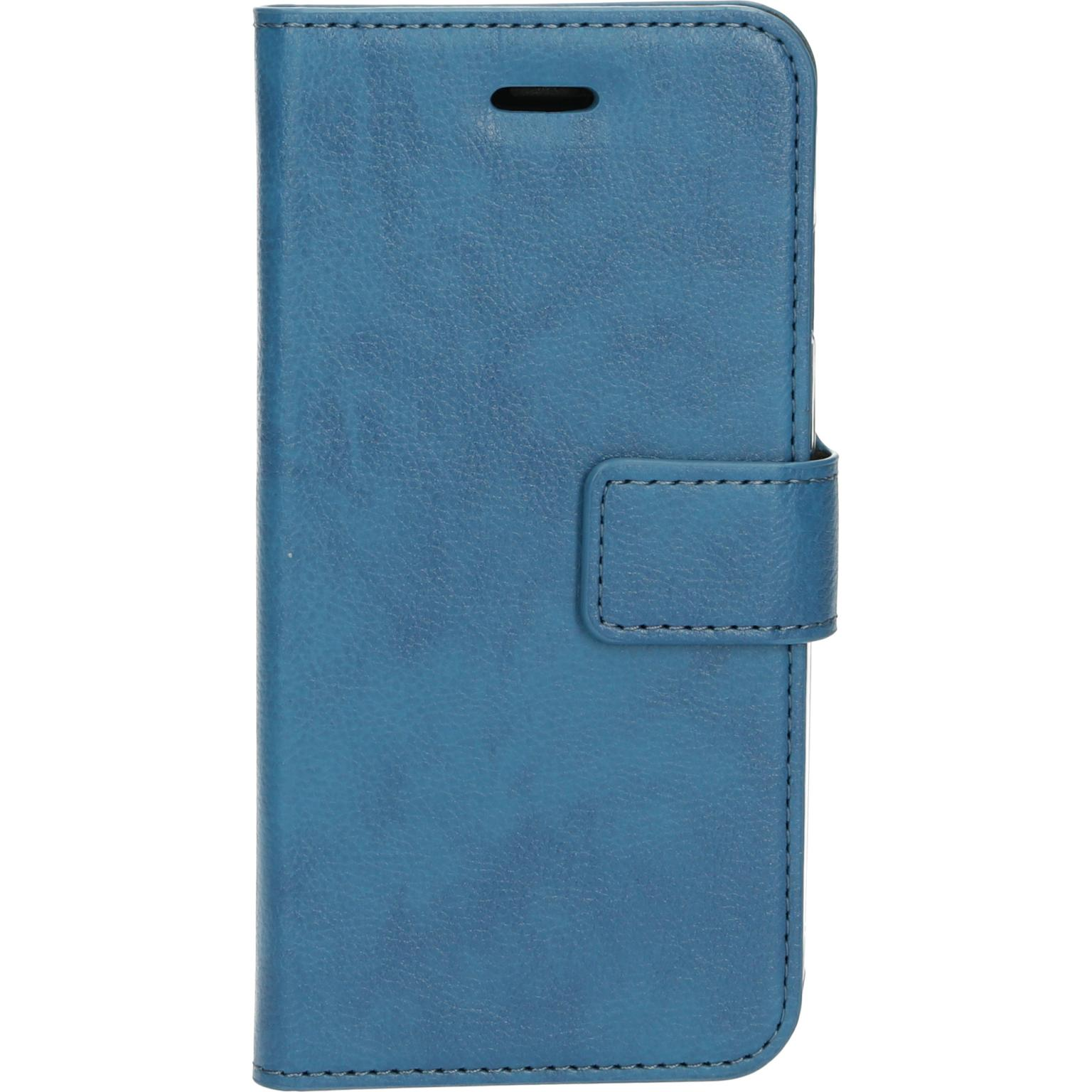 Blauwe leren telefoonhoes, gesloten. Voorzien van een magnetische sluiting aan de voorkant. Simpel en elegant ontwerp.