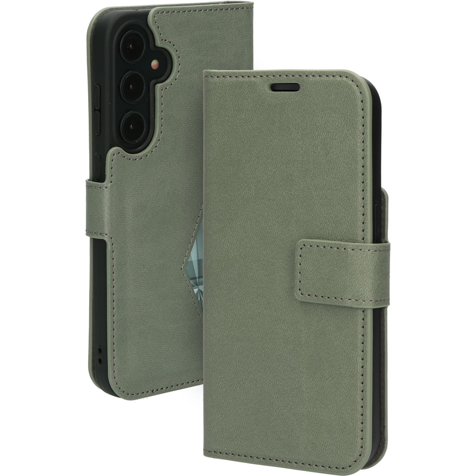 Saliegroene telefoonhoes in portefeuille-stijl. De voorklep heeft een magneetsluiting.