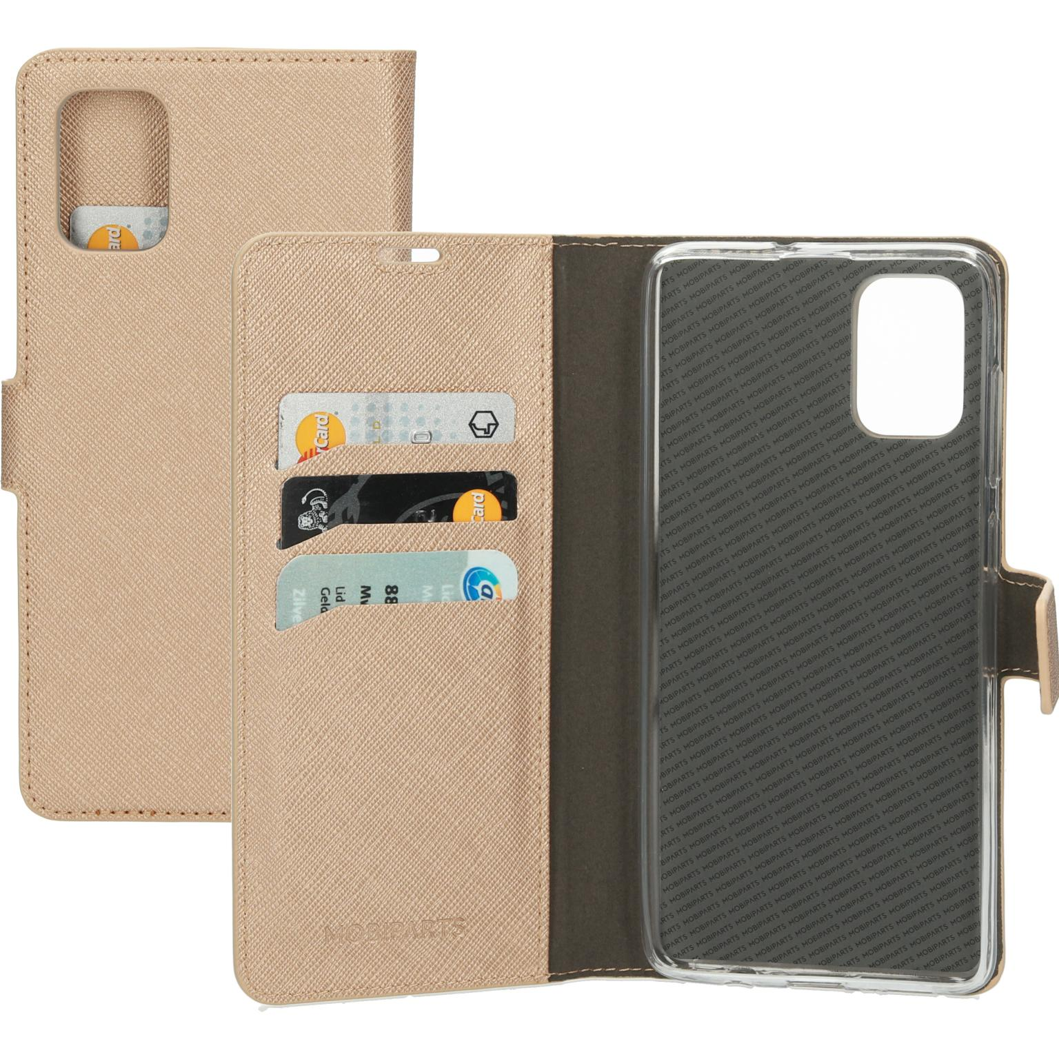 Een telefoonhoesje-portemonnee met creditcards erin. Het heeft een beige kleur en een magnetische sluiting.